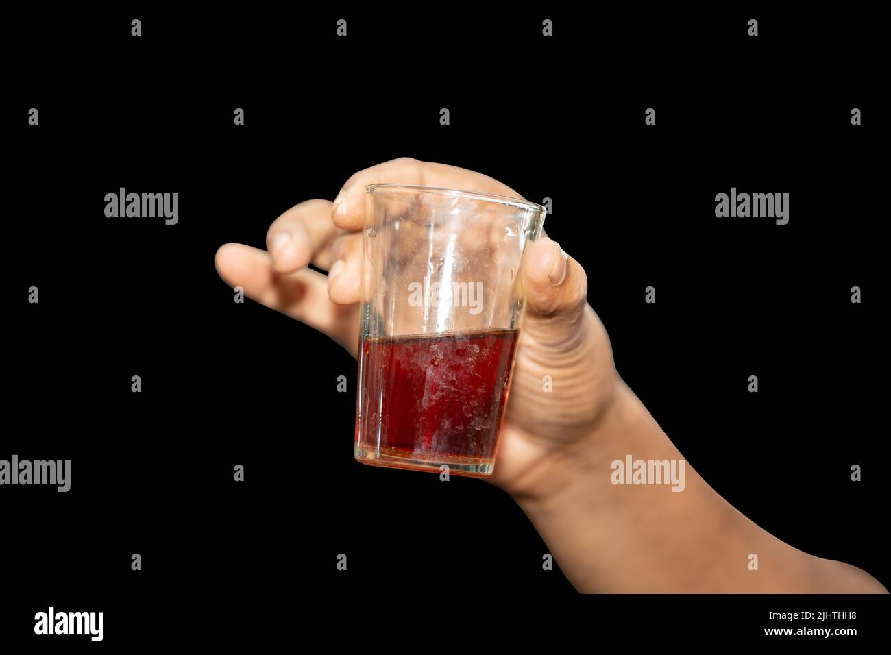 Concetto di bevanda calda. Tazza per tenere le mani isolata su Foto Stock