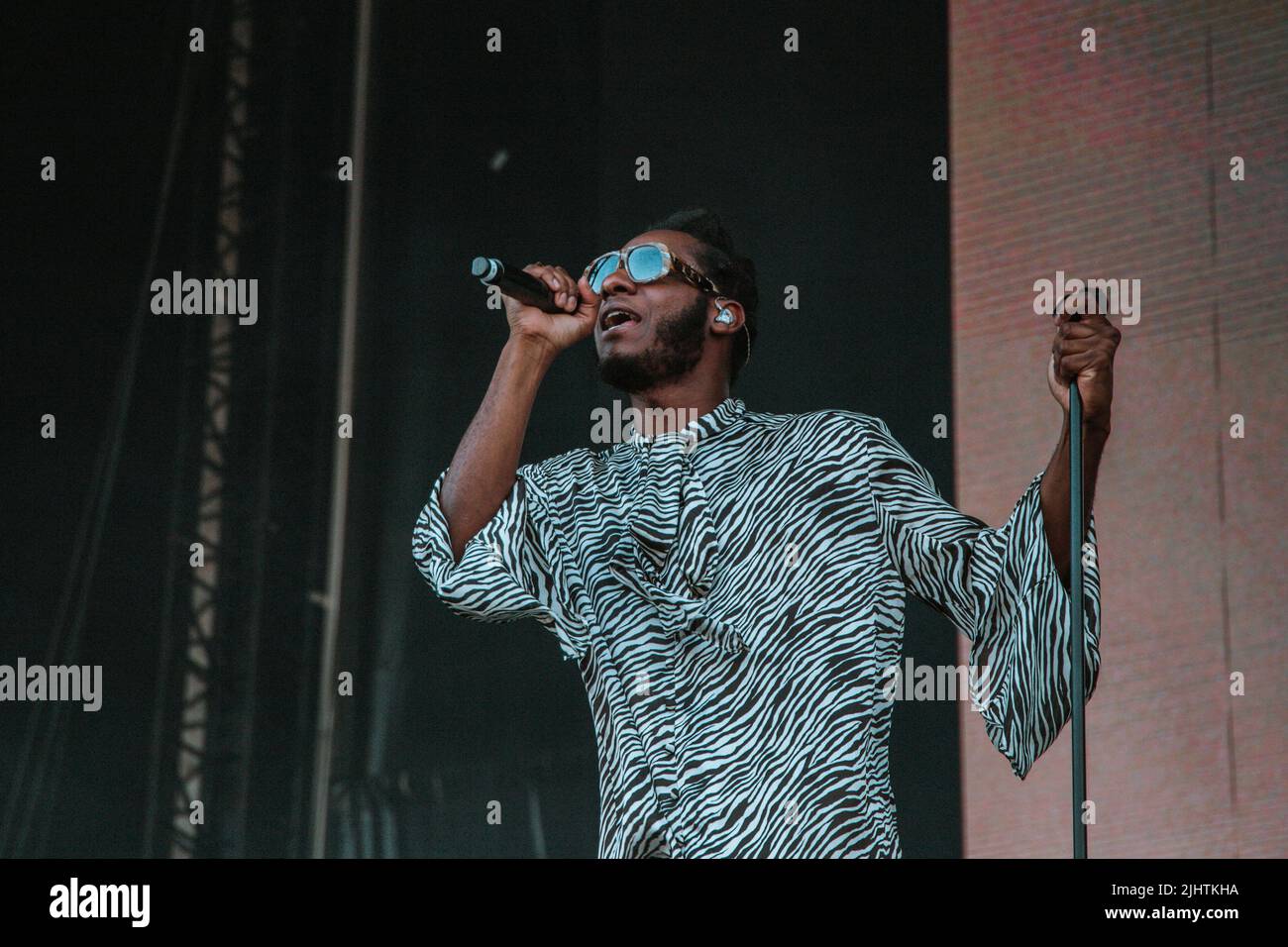 Leon Bridges si esibisce sul palco al festival MadCool di Madrid, in Spagna. Foto Stock