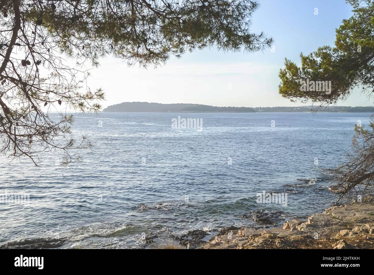 Costa rocciosa del Mar Mediterraneo per il riposo e il relax nella natura Foto Stock