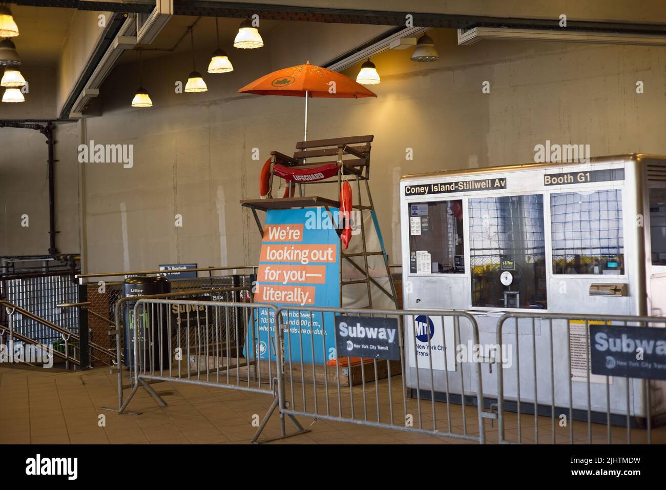 Brooklyn, NY, USA - 20 luglio 2022: Mostra di benvenuto all'uscita della metropolitana di Coney Island Stillwell Ave Foto Stock