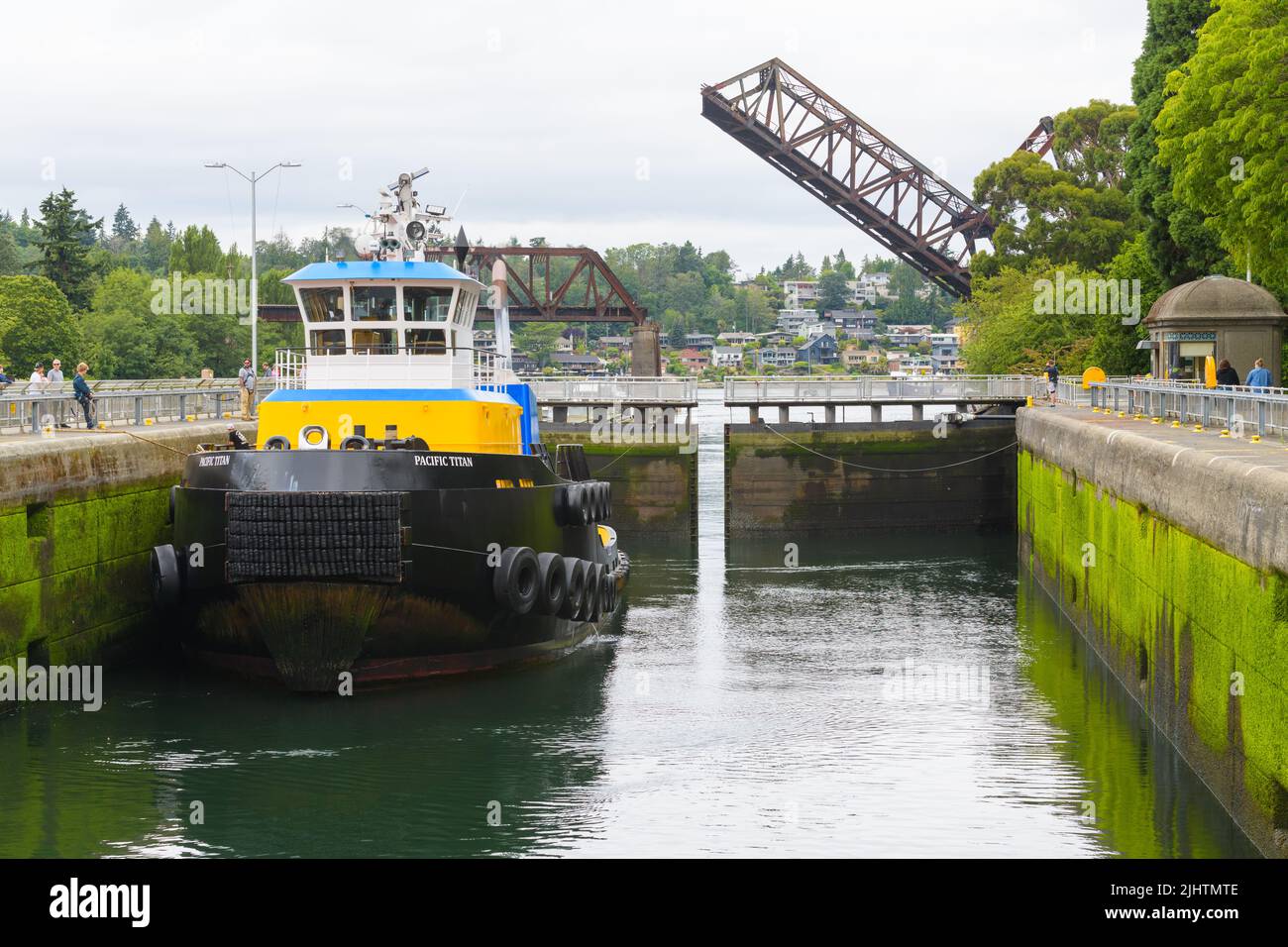 Seattle - 18 luglio 2022; Tug Boat Pacific Titan attende nel grande Ballard Lock quando il cancello chiude prima di procedere da acqua salata ad acqua dolce Foto Stock