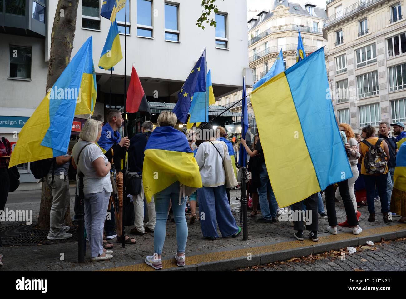 Marzo a Parigi per denunciare lo stato terroristico russo e i crimini di guerra e il genocidio del suo esercito in Ucraina. 100 persone tra rambuteau e il fo Foto Stock