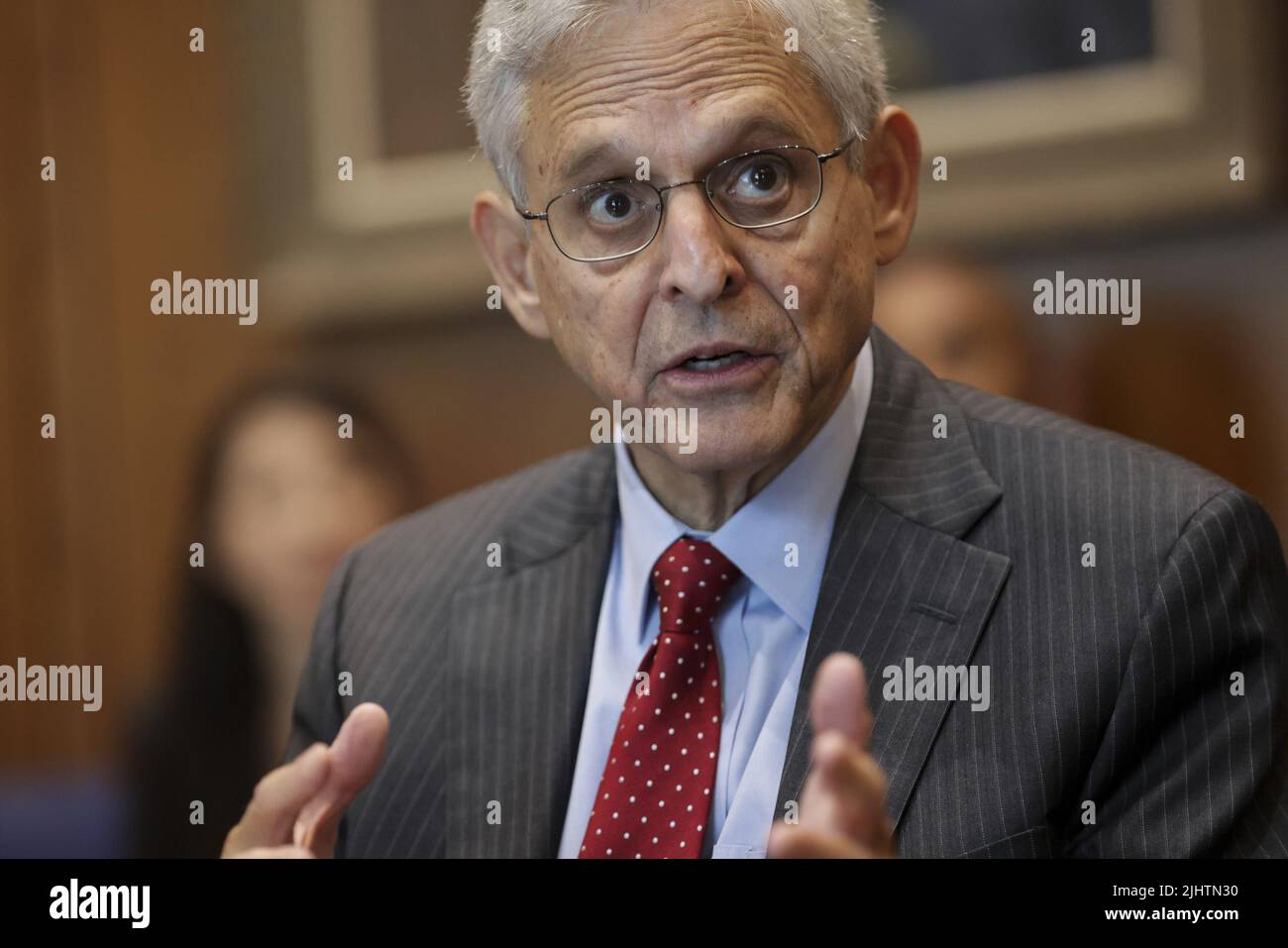 Washington, Stati Uniti. 20th luglio 2022. Il procuratore generale degli Stati Uniti Merrick Garland parla a seguito di un briefing del direttore dell'ATF Steven M. Dettelbach, non illustrato, sui progressi del primo anniversario del lancio delle forze regionali del traffico di armi da fuoco del dipartimento per affrontare la criminalità violenta, presso il Dipartimento di giustizia di Washington, DC, mercoledì, Luglio 20, 2022. Pool Photo by Oliver Contreras/UPI Credit: UPI/Alamy Live News Foto Stock