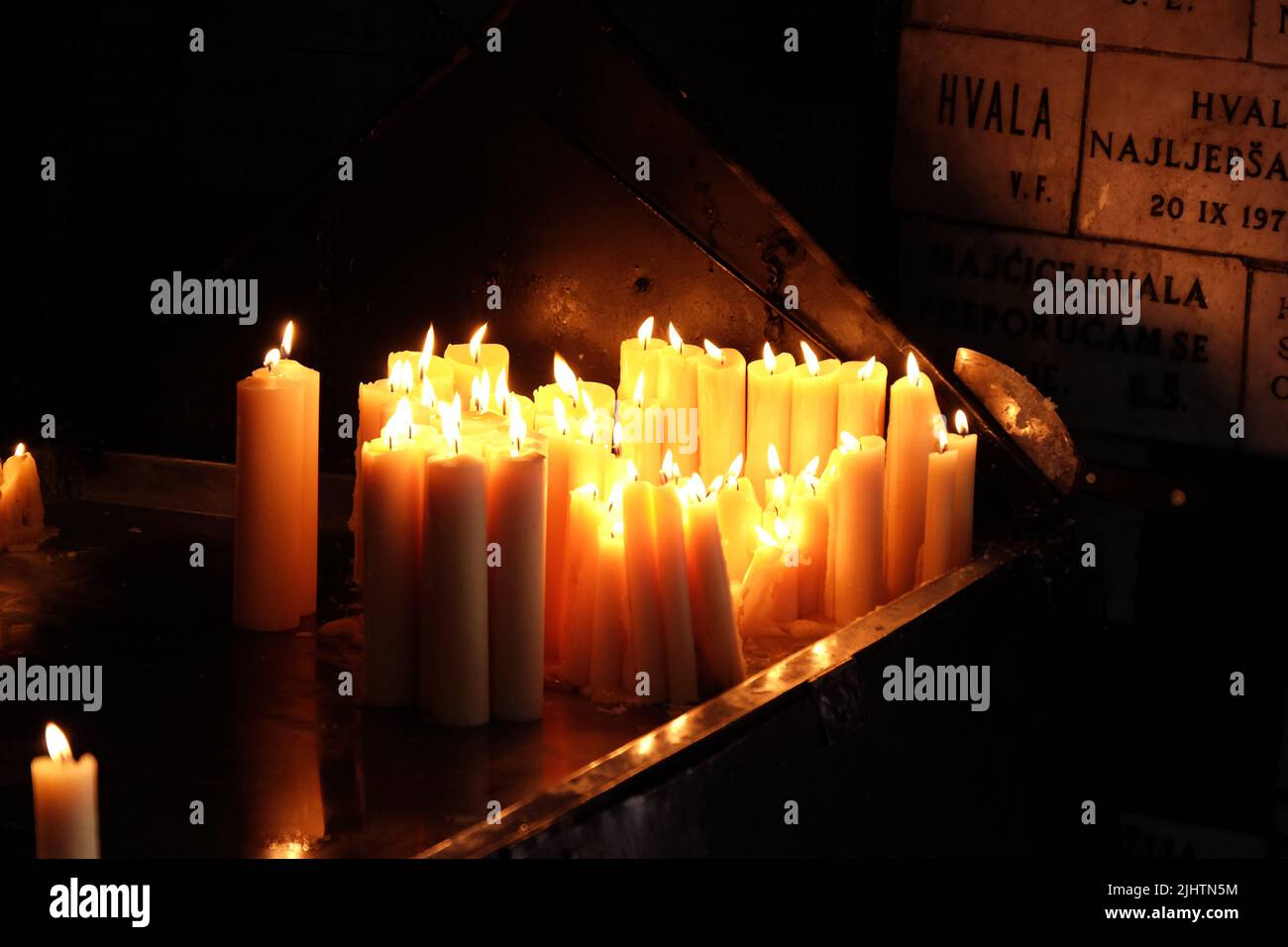 Monumenti famosi, porta di pietra, cappella di Madre di Dio dalla porta di pietra, candele di ringraziamento, Zagabria, Croazia Foto Stock