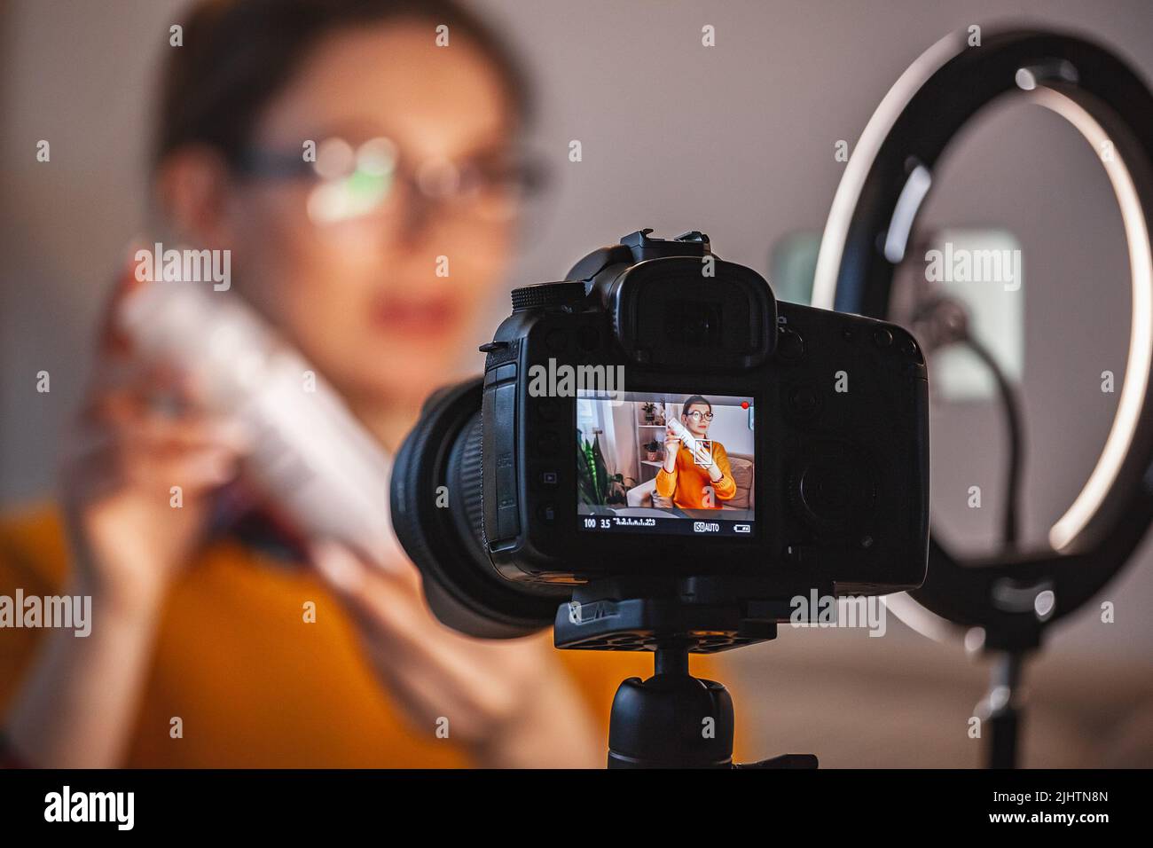 Primo piano su schermo della fotocamera, donna beauty blogger fa video revisione Foto Stock