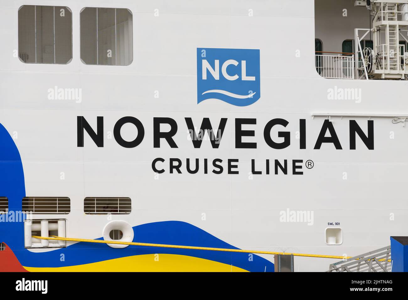 Seattle - 17 luglio 2022; nome e logo NCL Norwegian Cruise Line sulla Norwegian Encore Foto Stock