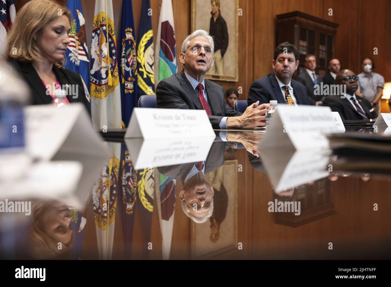 Washington, Stati Uniti. 20th luglio 2022. Il procuratore generale degli Stati Uniti Merrick Garland parla a seguito di un briefing del direttore dell'ATF Steven M. Dettelbach (2nd R) sui progressi del primo anniversario del lancio delle forze di attacco del traffico regionale di armi da fuoco del dipartimento per affrontare la criminalità violenta, presso il Dipartimento di giustizia di Washington, DC, mercoledì, Luglio 20, 2022. Pool Photo by Oliver Contreras/UPI Credit: UPI/Alamy Live News Foto Stock