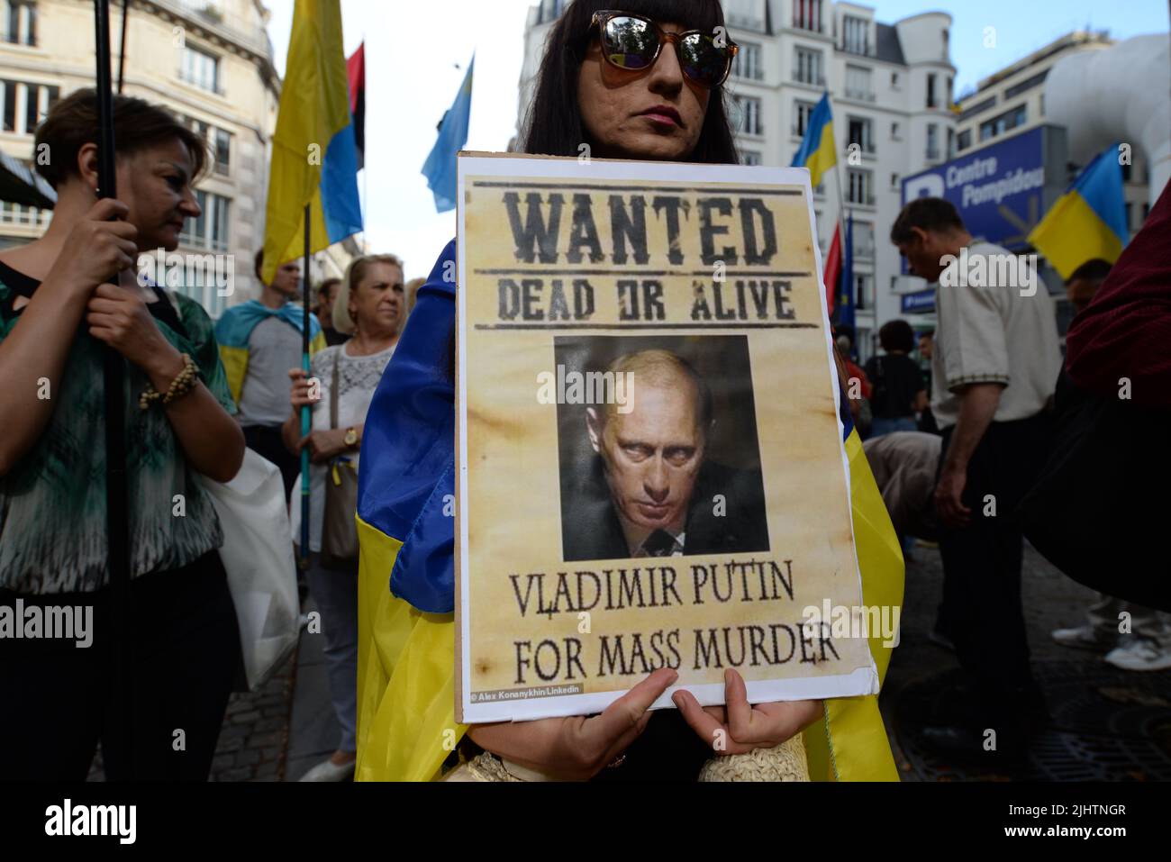 Marzo a Parigi per denunciare lo stato terroristico russo e i crimini di guerra e il genocidio del suo esercito in Ucraina. 100 persone tra rambuteau e il fo Foto Stock