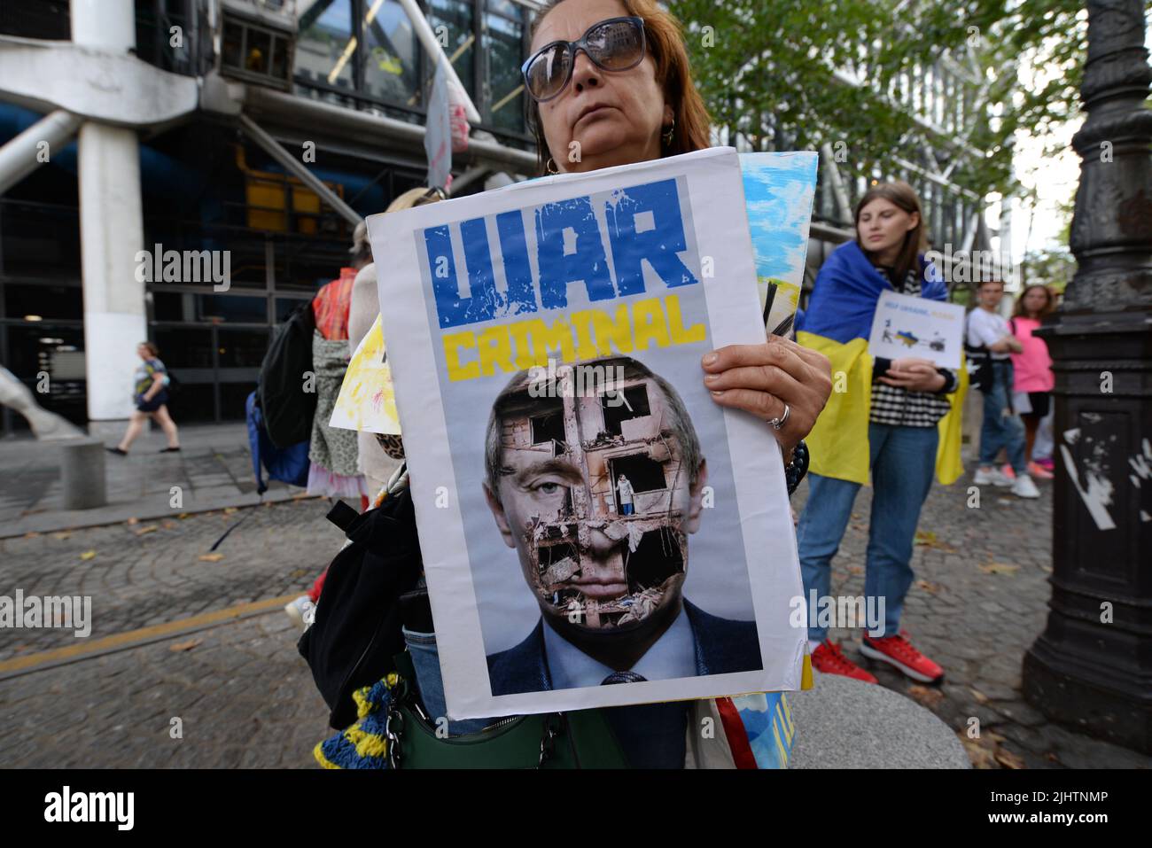 Marzo a Parigi per denunciare lo stato terroristico russo e i crimini di guerra e il genocidio del suo esercito in Ucraina. 100 persone tra rambuteau e il fo Foto Stock