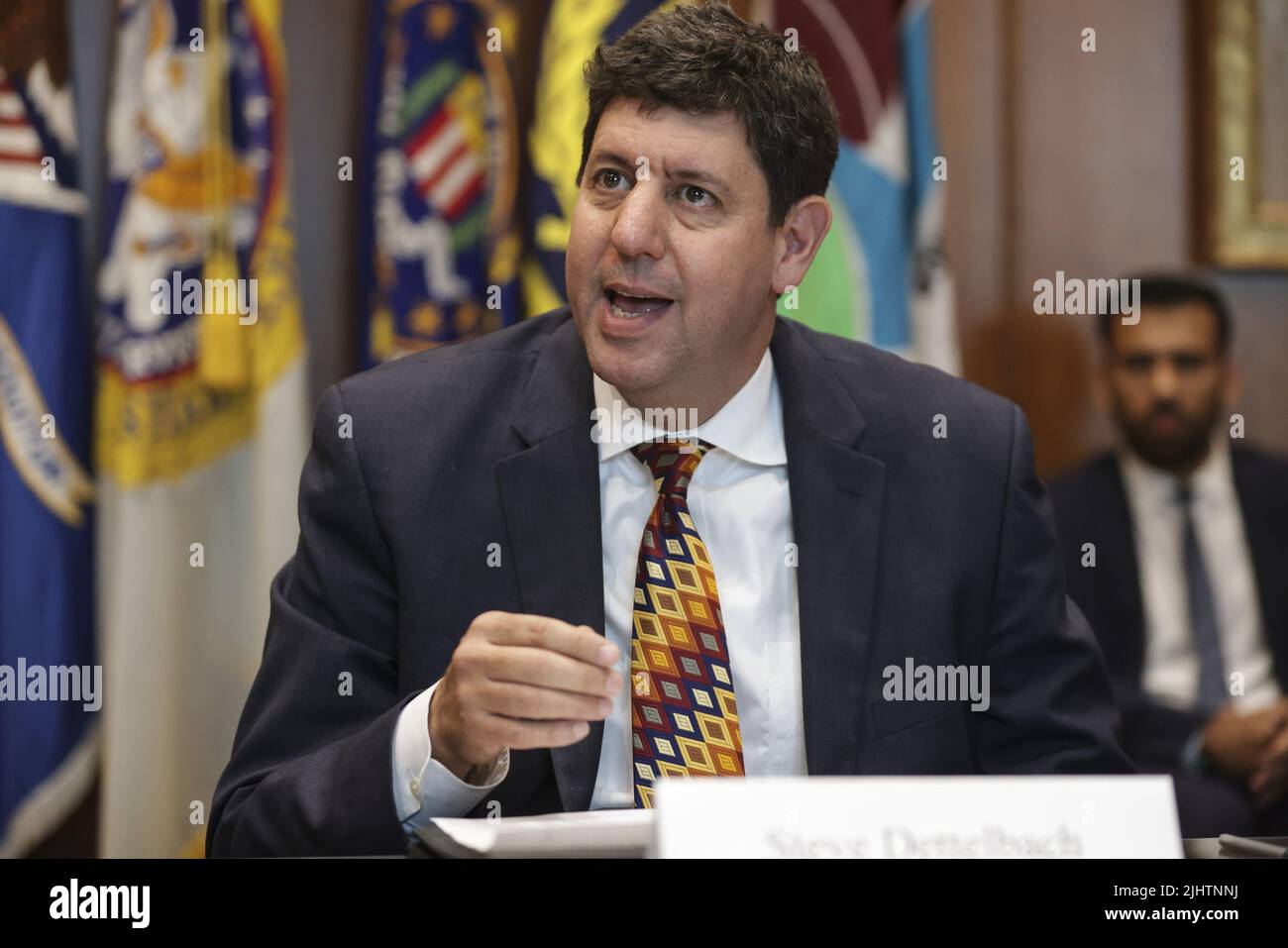Washington, Stati Uniti. 20th luglio 2022. Il direttore dell'ATF Steven M. Dettelbach parla dei progressi del primo anniversario del lancio delle forze d'attacco del Dipartimento per il traffico regionale di armi da fuoco contro la criminalità violenta, presso il Dipartimento di Giustizia di Washington, DC, mercoledì 20 luglio 2022. Pool Photo by Oliver Contreras/UPI Credit: UPI/Alamy Live News Foto Stock