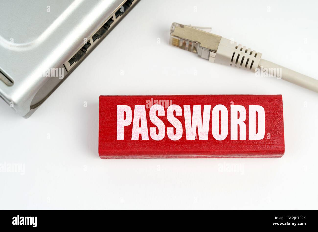 Internet e concetto di sicurezza. Sul tavolo è presente un router, disconnesso dalla rete, accanto a una targhetta con l'iscrizione - Password Foto Stock