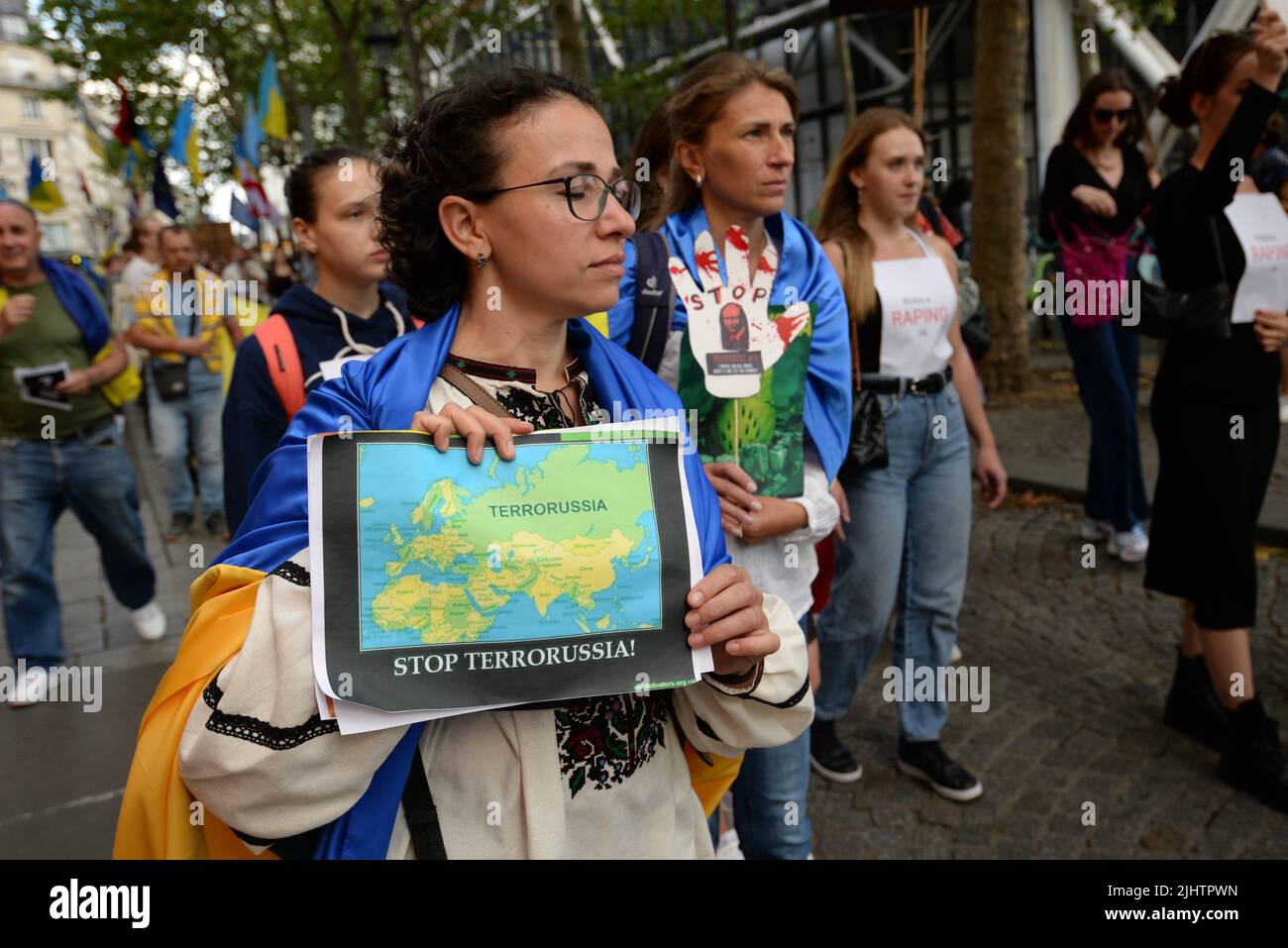 Marzo a Parigi per denunciare lo stato terroristico russo e i crimini di guerra e il genocidio del suo esercito in Ucraina. 100 persone tra rambuteau e il fo Foto Stock