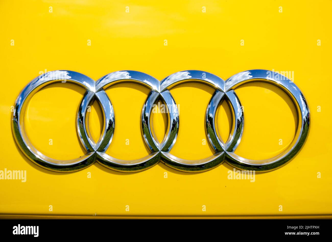 Vista ravvicinata di un logo Audio su un'auto gialla. Foto Stock