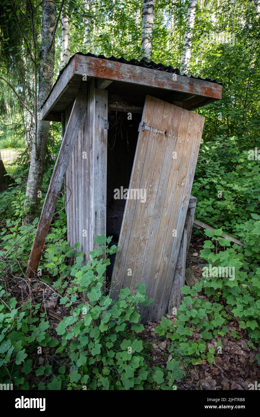 Vecchio gabinetto dilapidato o outhouse sanitario in campagna Orivesi, Finlandia Foto Stock