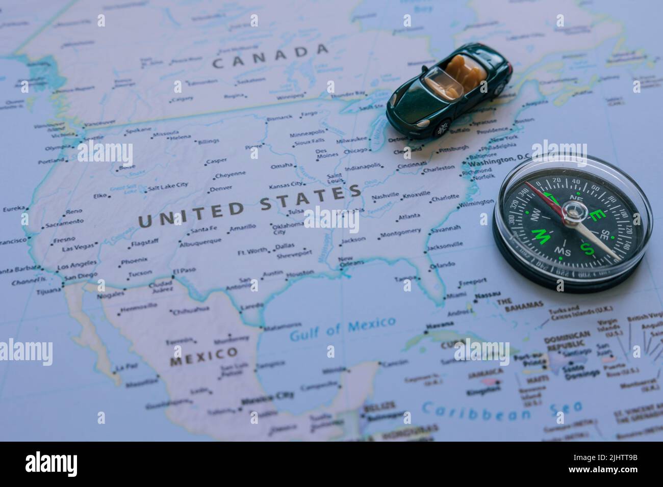 Viaggio negli Stati Uniti concept foto con una bussola e una macchina figurata. Planing il viaggio o la vacanza o vacanza in USA concept foto. Foto Stock