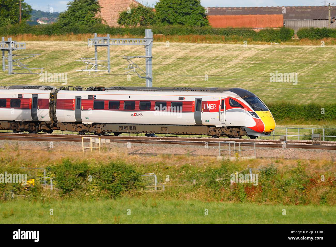 Un treno Azuma di classe 800 della British Rail operato dalla London North East Railway visto qui passando attraverso Colton Junction vicino York, North Yorkshire, Regno Unito Foto Stock