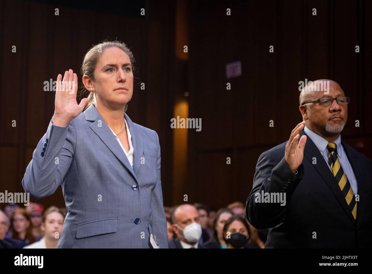 Washington, Stati Uniti d'America. 20th luglio 2022. Dr. Kyleanne Hunter, Senior Political Scientist, RAND Corporation, sinistra, E Philip T. Smith, fondatore e presidente, National African American Gun Association, giusto, sono giurati durante un Comitato del Senato per l'udienza giudicaria per esaminare l'attacco di Highland Park, concentrandosi sulla protezione delle nostre comunità da sparatorie di massa, nel Palazzo dell'Ufficio del Senato di Hart a Washington, DC, mercoledì 20 luglio 2022. Credit: Rod Lammey/CNP/Sipa USA Credit: Sipa USA/Alamy Live News Foto Stock