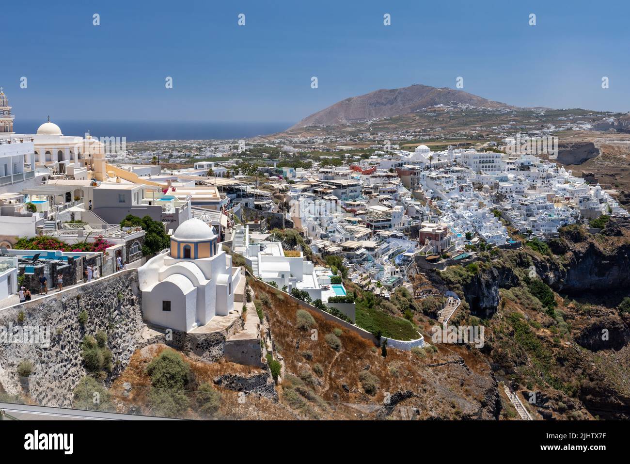 Vista della capitale Fira con la Chiesa cattolica di San Stylianos sul sentiero della Caldera, Thira, Santorini, isole Cicladi, Grecia, Europa Foto Stock