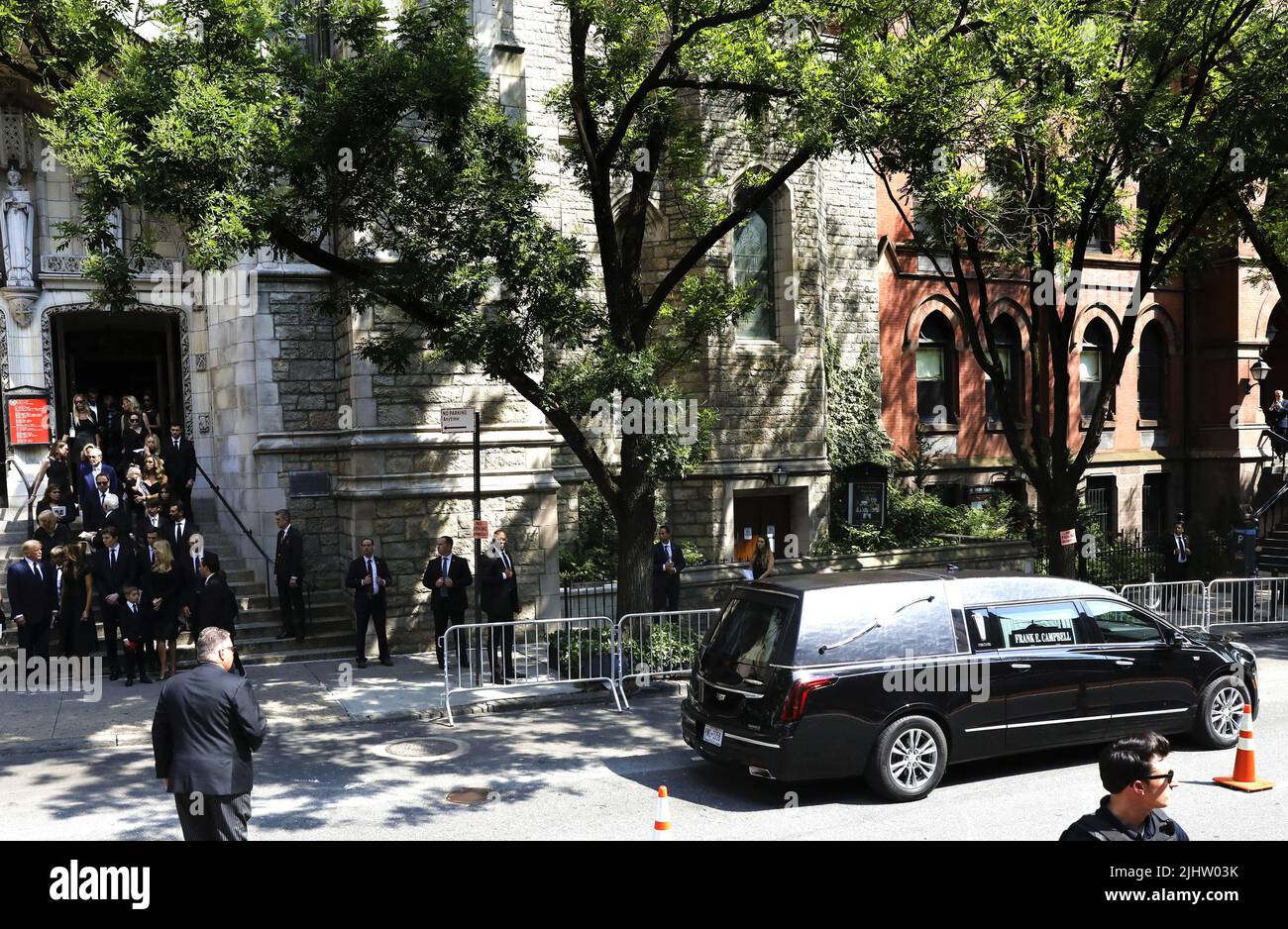 New York, Stati Uniti. 20th luglio 2022. L’ex presidente degli Stati Uniti Donald ha lasciato sua moglie l’ex prima Lady Melania Trump, il figlio Barron, insieme a Ivanka, Donald Jr, Ed Eric Trump ed altri membri della famiglia Trump, assistete alla partenza del cuore con il corpo di Ivana Trump alla Chiesa Cattolica Romana di St. Vincent Ferrer a Lexington Avenue mercoledì 20 luglio 2022 a New York City. Foto di Peter Foley/UPI Credit: UPI/Alamy Live News Foto Stock