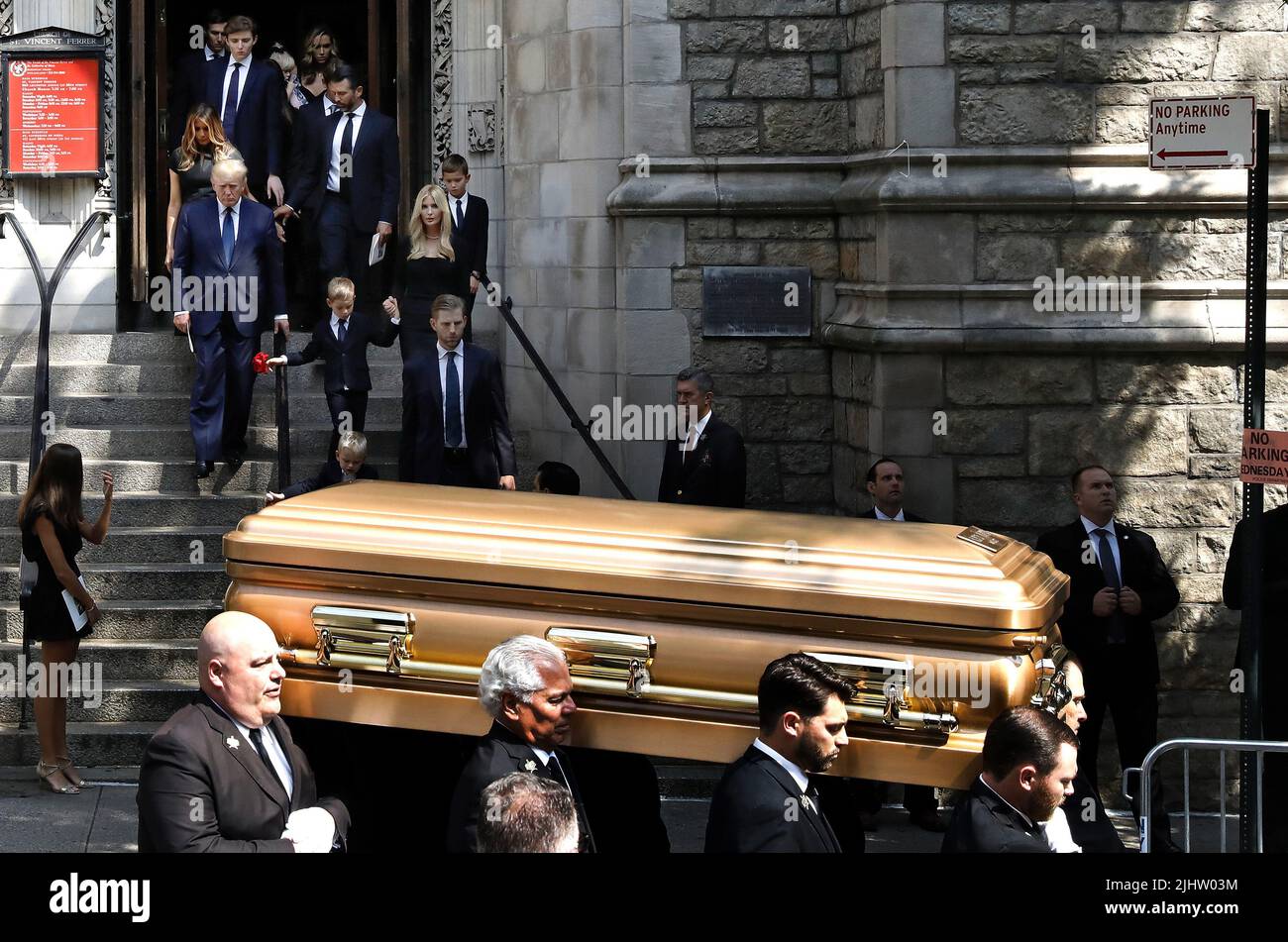 New York, Stati Uniti. 20th luglio 2022. L'ex presidente degli Stati Uniti Donald Trump, in alto a sinistra, insieme ai suoi figli e ai membri delle loro famiglie, cammina dietro Ivana Trump, la bara della sua prima moglie alla chiesa cattolica romana di St. Vincent Ferrer su Lexington Avenue mercoledì 20 luglio 2022 a New York City. Foto di Peter Foley/UPI Credit: UPI/Alamy Live News Foto Stock