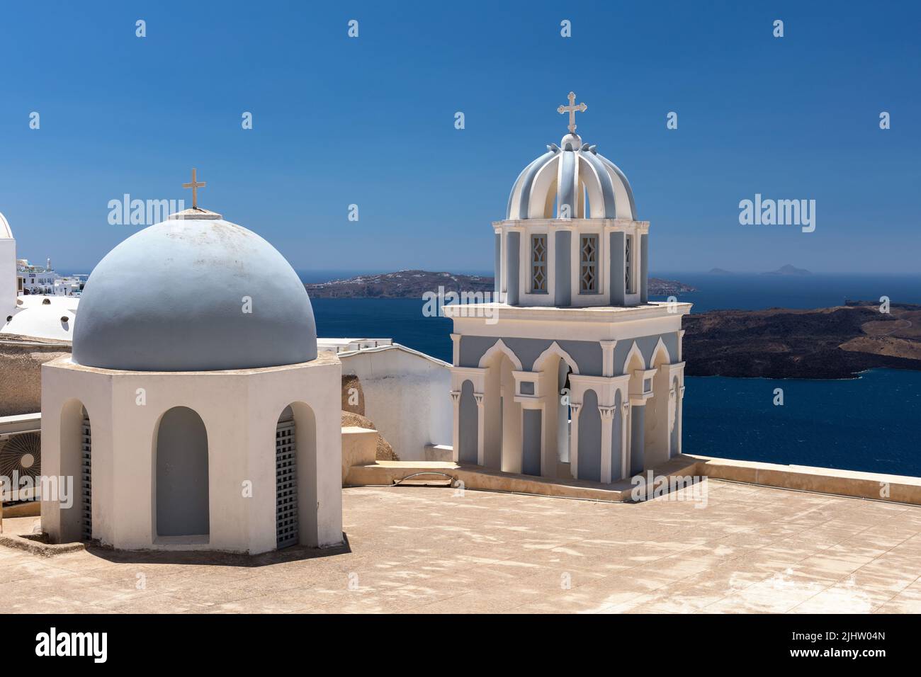 Cupola pittoresca e Campanile di una Chiesa Greco Ortodossa a Fira, Santorini, Isole Cicladi, Grecia, Europa Foto Stock
