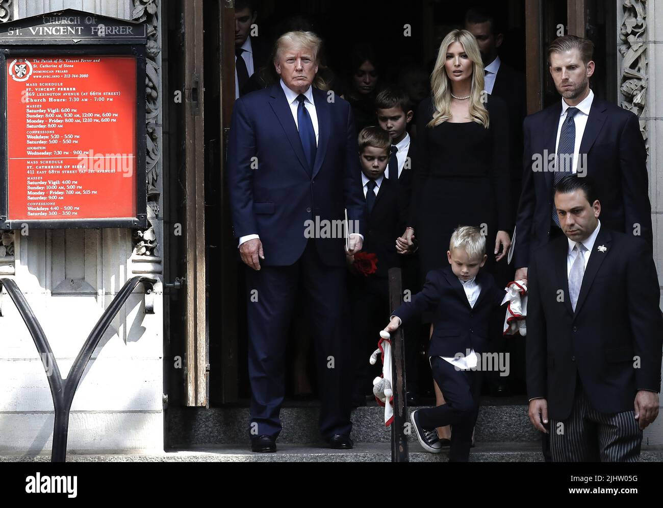 New York, Stati Uniti. 20th luglio 2022. L'ex presidente degli Stati Uniti Donald, a sinistra, e sua figlia Ivanka, centro e suo figlio Eric, a destra, e altri membri della famiglia Trump camminano dietro Ivana Trump, la bara della sua prima moglie alla chiesa cattolica romana di St. Vincent Ferrer su Lexington Avenue mercoledì 20 luglio 2022 a New York City. Foto di Peter Foley/UPI Credit: UPI/Alamy Live News Foto Stock