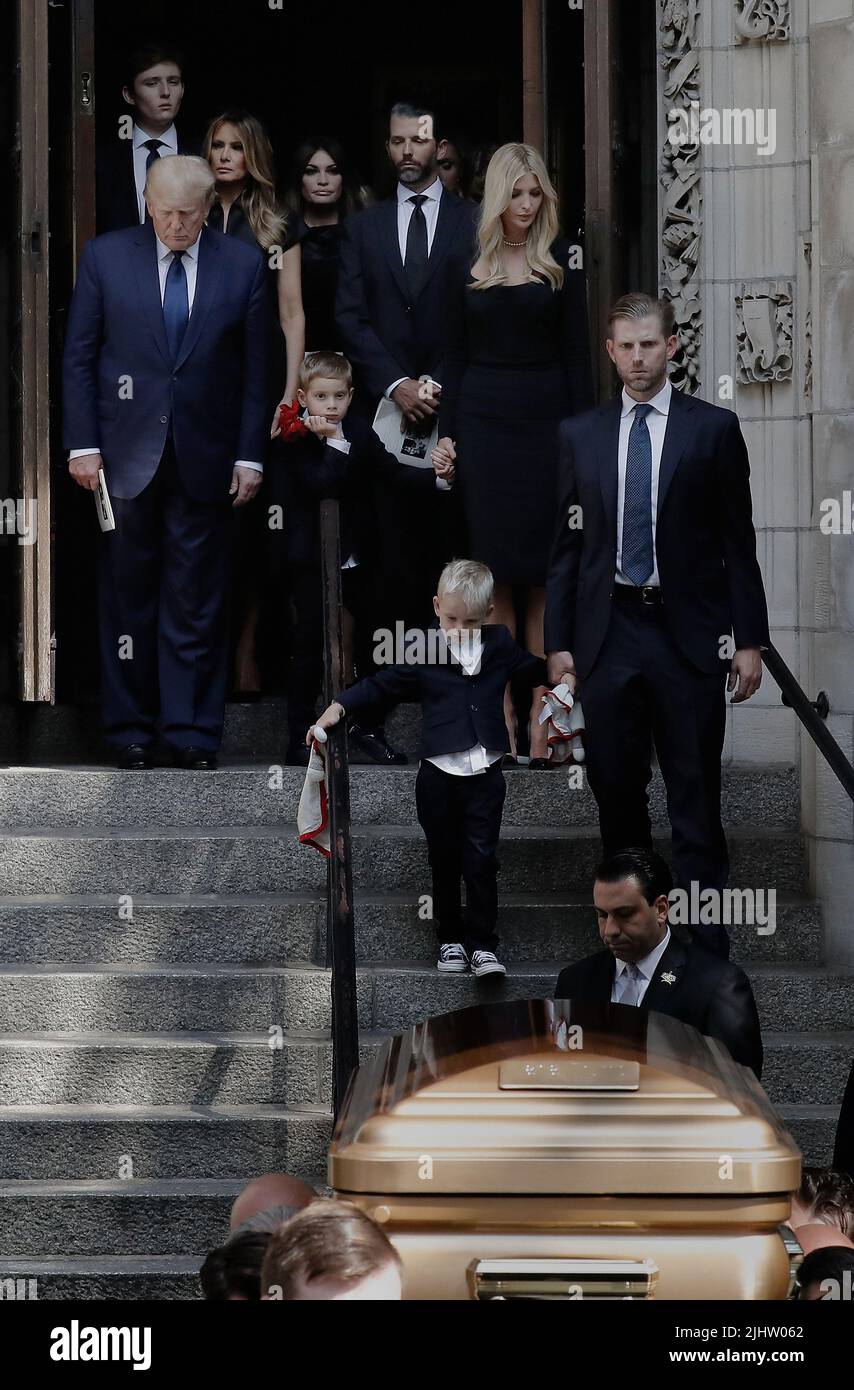 New York, Stati Uniti. 20th luglio 2022. L'ex presidente degli Stati Uniti Donald Trump, in alto a sinistra, insieme ai suoi figli e ai membri delle loro famiglie, cammina dietro Ivana Trump, la bara della sua prima moglie alla chiesa cattolica romana di St. Vincent Ferrer su Lexington Avenue mercoledì 20 luglio 2022 a New York City. Foto di Peter Foley/UPI Credit: UPI/Alamy Live News Foto Stock