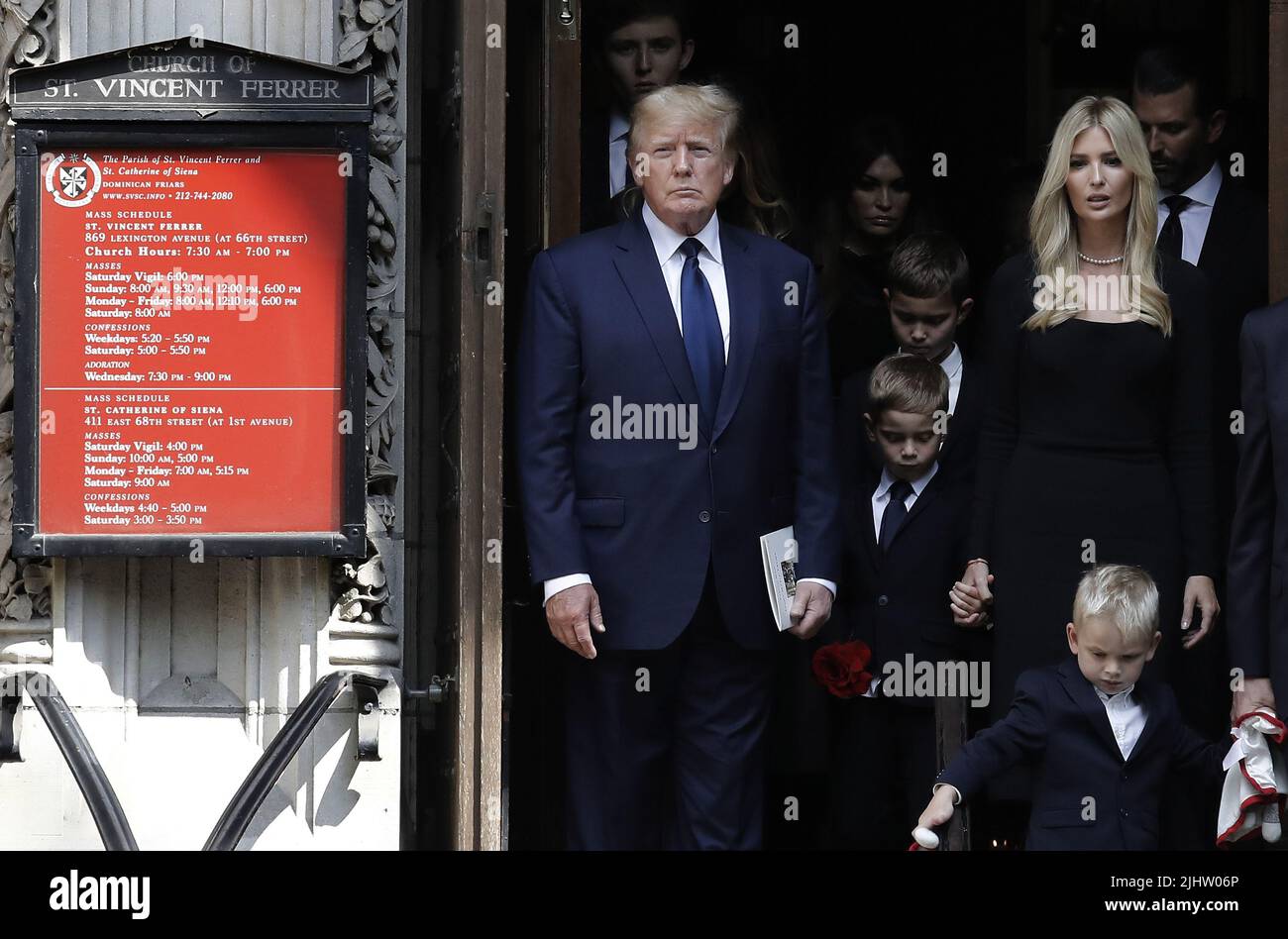 New York, Stati Uniti. 20th luglio 2022. L'ex presidente degli Stati Uniti Donald, di sinistra, e sua figlia Ivanka, e altri membri della famiglia Trump camminano dietro Ivana Trump, la bara della prima moglie alla chiesa cattolica romana di St. Vincent Ferrer su Lexington Avenue mercoledì 20 luglio 2022 a New York City. Foto di Peter Foley/UPI Credit: UPI/Alamy Live News Foto Stock