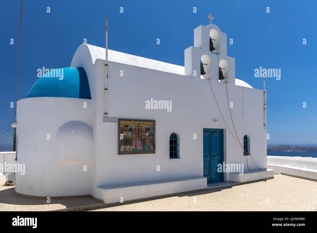 Chiesa della Santa Croce una bella piccola cappella a Imerovigli, Santorini, Cicladi isola, Grecia, Europa Foto Stock
