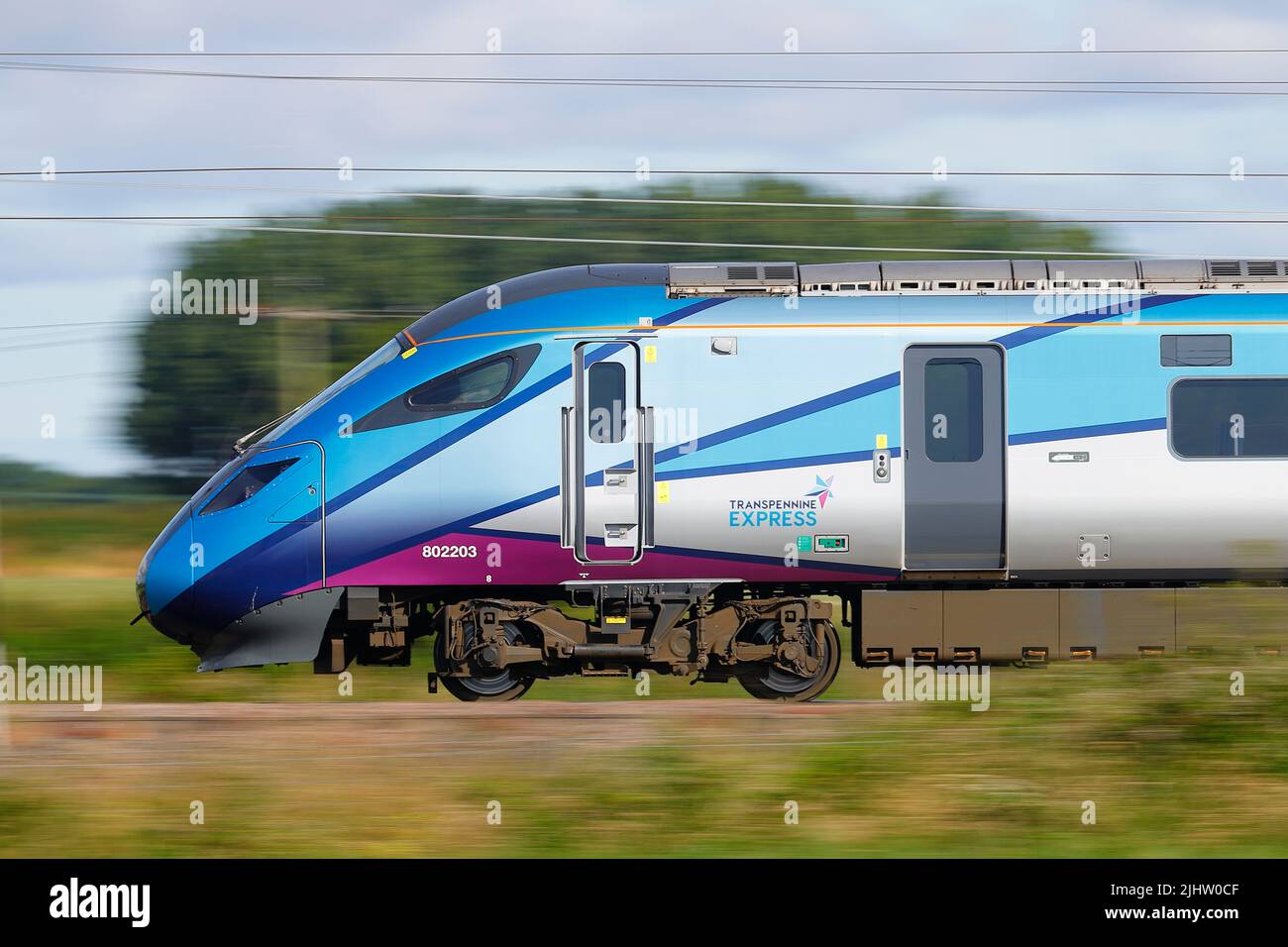 Un treno Azuma di classe 802 della British Rail operato da Transpennine Express visto qui passando attraverso Colton Junction vicino York, North Yorkshire, Regno Unito Foto Stock