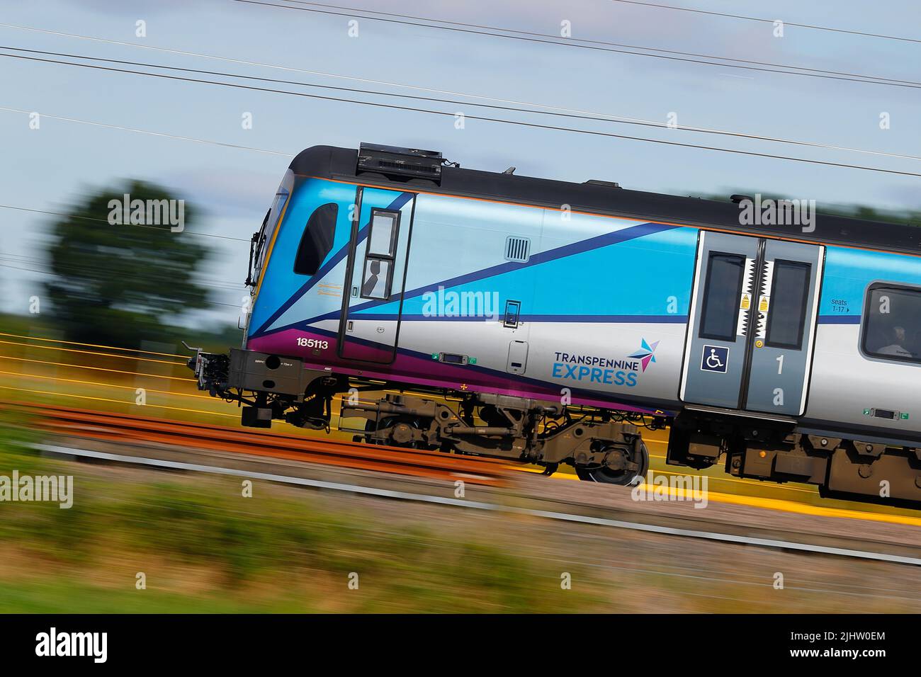 Una British Rail Class 185 113 operata da Transpennine Express visto qui passando attraverso Colton Junction vicino York ad alta velocità Foto Stock