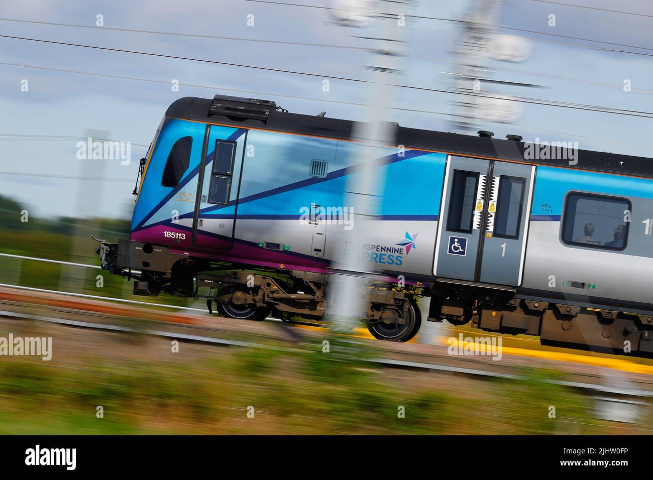 Una British Rail Class 185 113 operata da Transpennine Express visto qui passando attraverso Colton Junction vicino York ad alta velocità Foto Stock