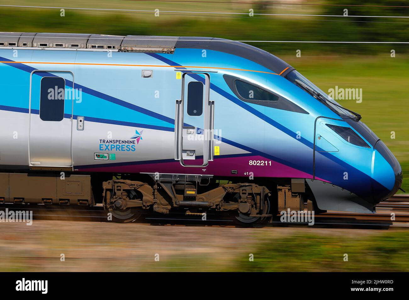 Un treno British Rail Class 801 Azuma Train 802211 gestito da Transpennine Express visto qui passando attraverso Colton Junction vicino York Foto Stock