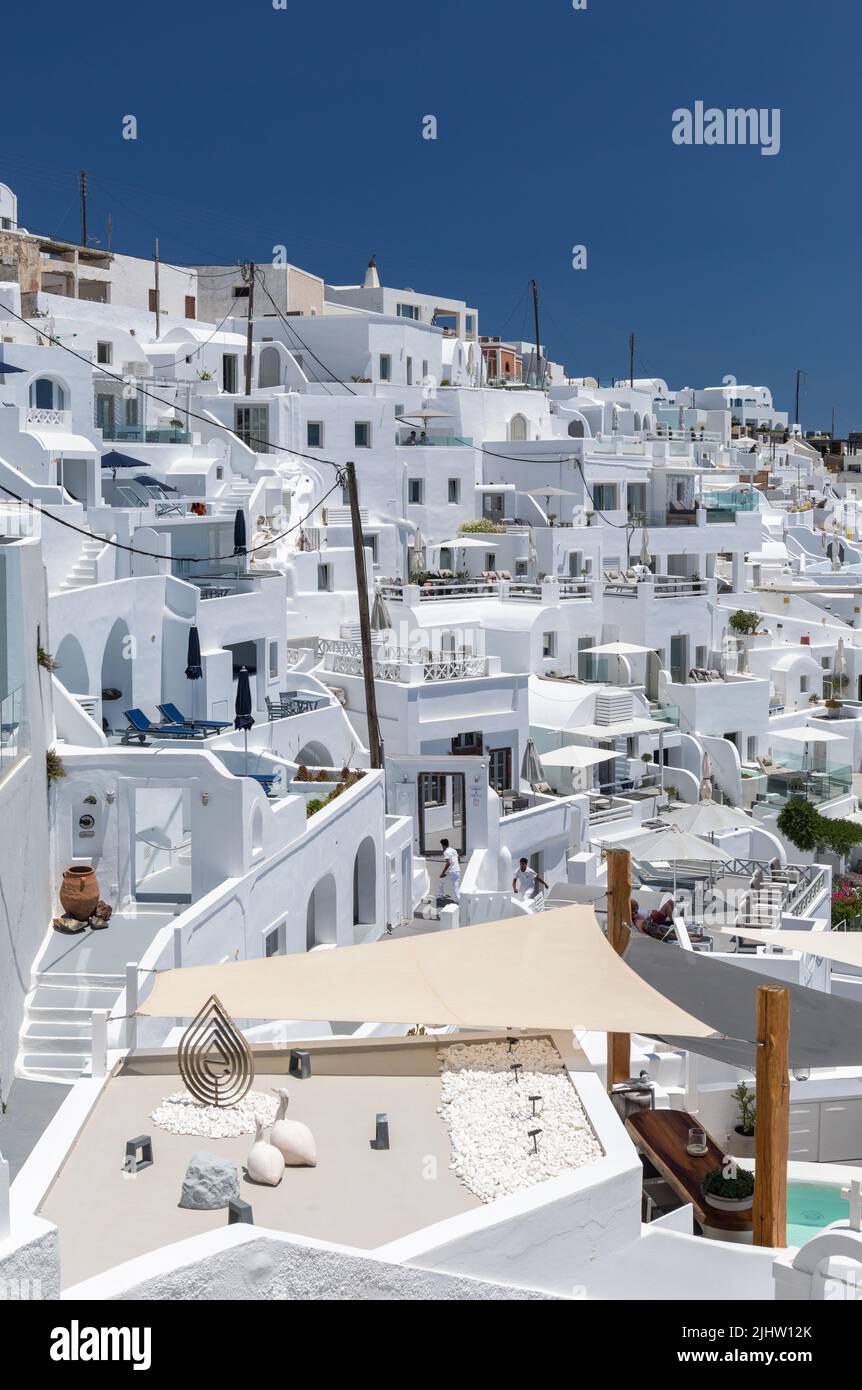 Vista dei bellissimi edifici bianchi sulla caldera del villaggio di Imerovigli a Santorini una delle Cicladi, Grecia, Europa Foto Stock