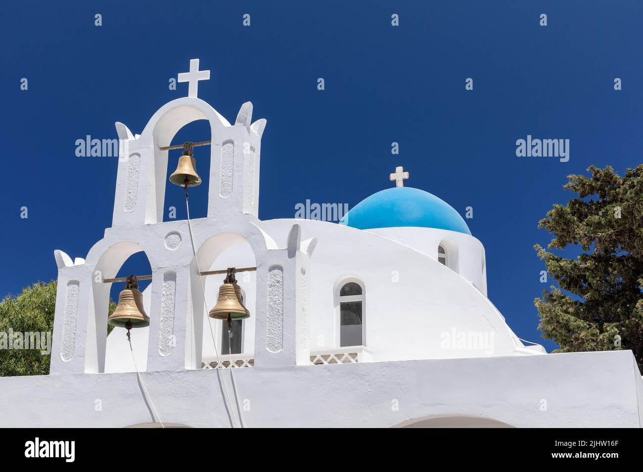 Chiesa della risurrezione del Signore. Una chiesa greca ortodossa con una cupola blu e campanile con 3 campane, villaggio di Imerovigli, Thira, Santorini Foto Stock
