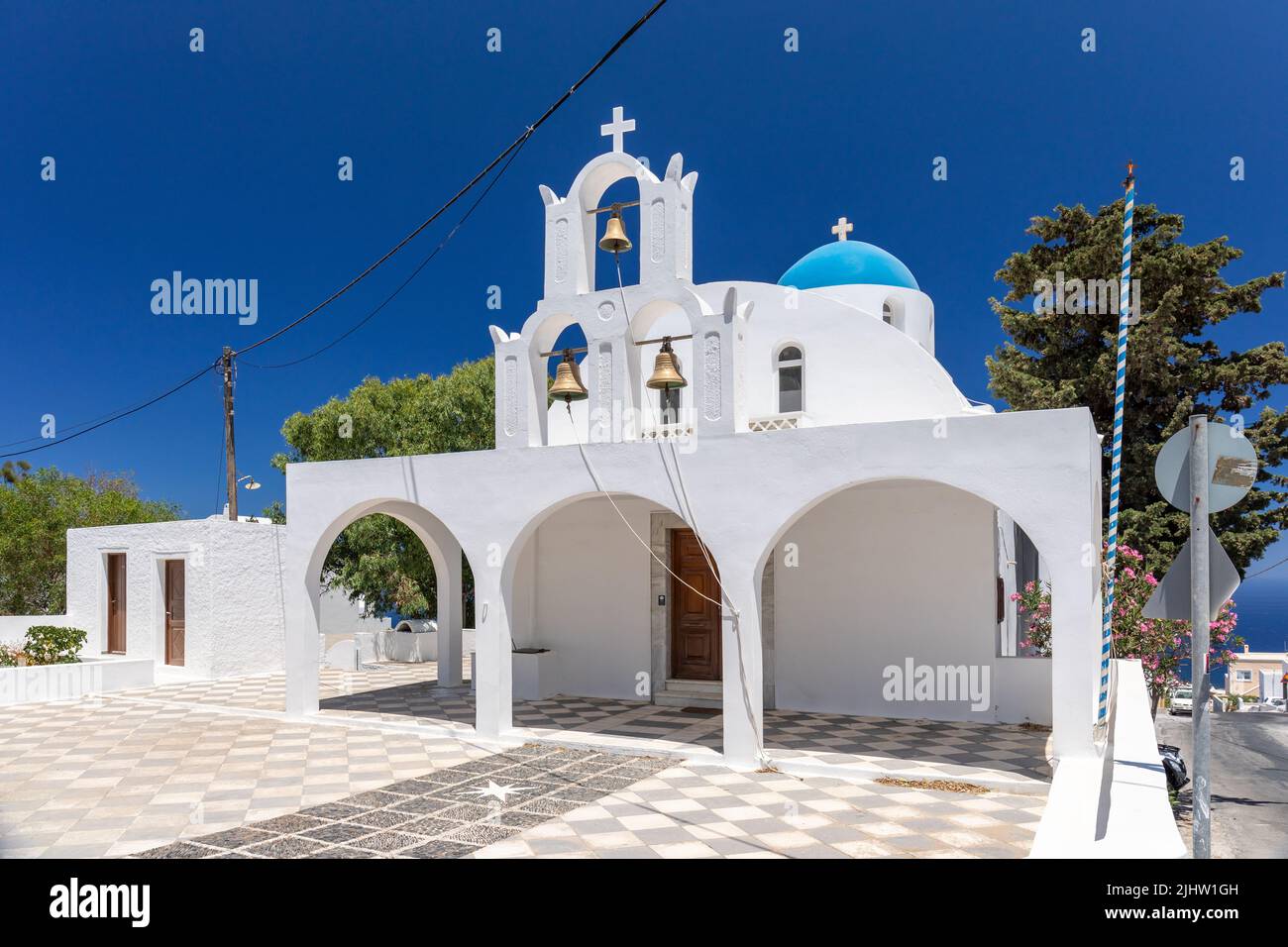 Chiesa della risurrezione del Signore. Una chiesa greca ortodossa con una cupola blu e campanile con 3 campane, villaggio di Imerovigli, Thira, Santorini Foto Stock