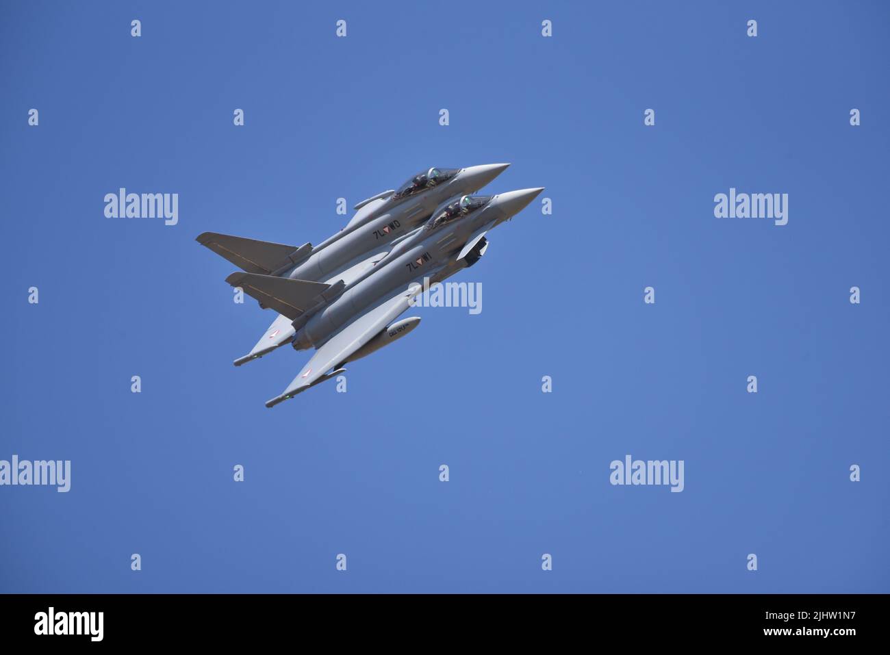 Due tifoni dell'Aeronautica militare austriaca Eurofighter si esibiscono al Royal International Air Tattoo RAF Fairford 2022 Foto Stock