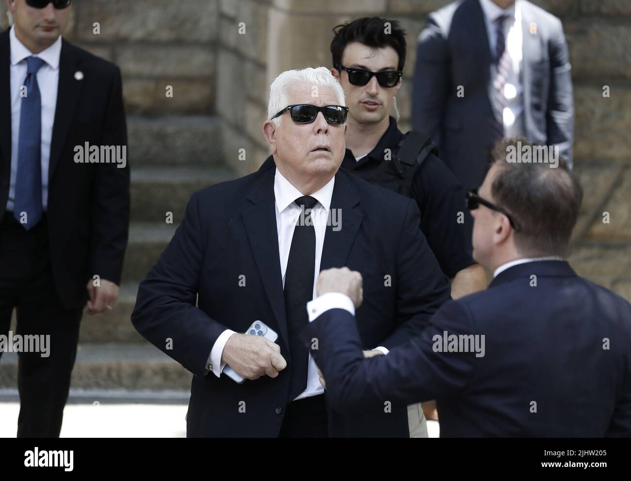 New York, Stati Uniti. 20th luglio 2022. Dennis basso, centro, stilista americano arriva per il funerale di Ivana Trump la prima moglie dell'ex presidente Donald Trump mercoledì 20 luglio 2019 a New York City. Foto di Peter Foley/UPI Credit: UPI/Alamy Live News Foto Stock
