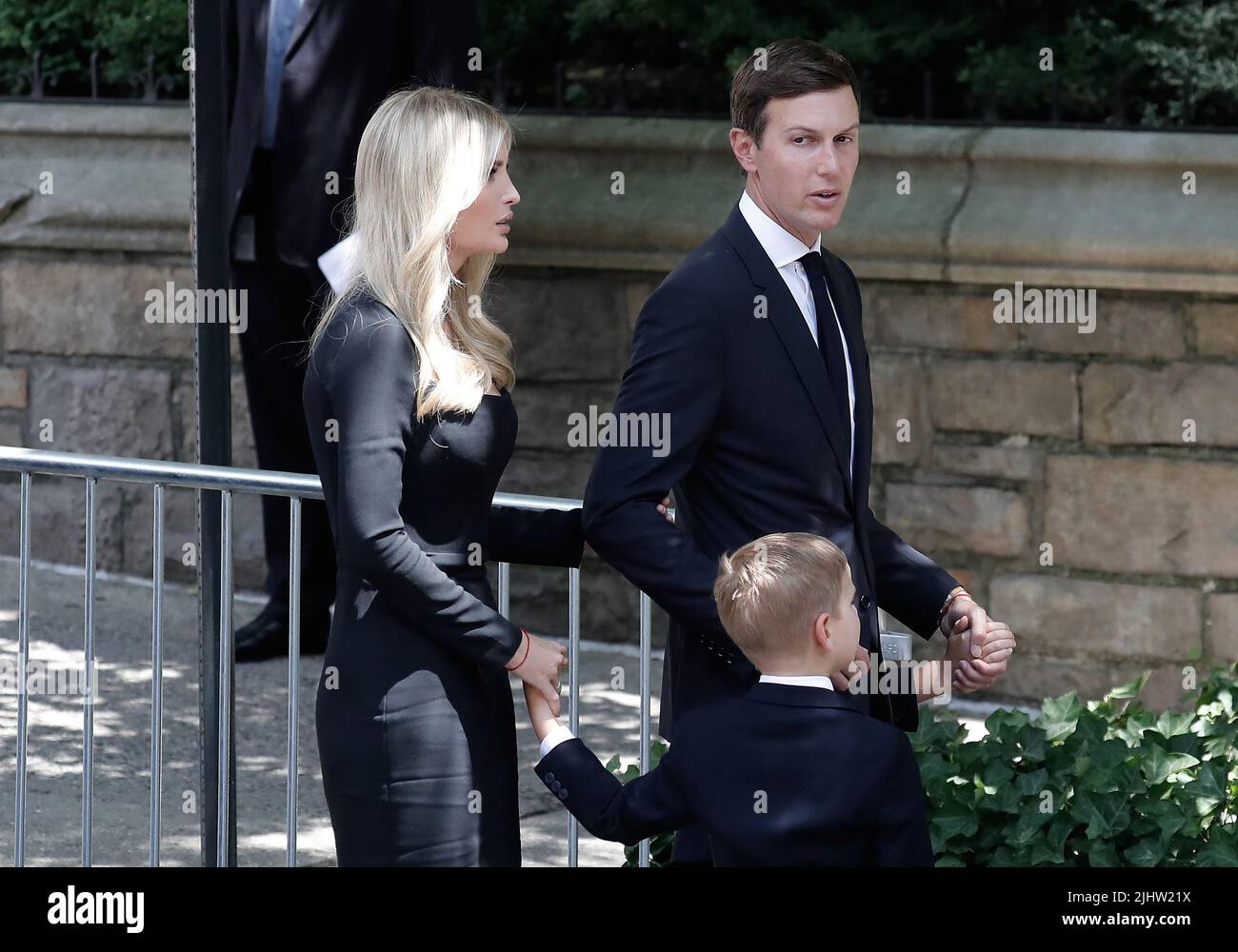 New York, Stati Uniti. 20th luglio 2022. Jared Kushner, di destra, e la moglie Ivanka Trump e i loro figli arrivano per il funerale di Ivana Trump, la prima moglie dell’ex presidente Donald Trump, mercoledì 20 luglio 2019 a New York City. Foto di Peter Foley/UPI Credit: UPI/Alamy Live News Foto Stock