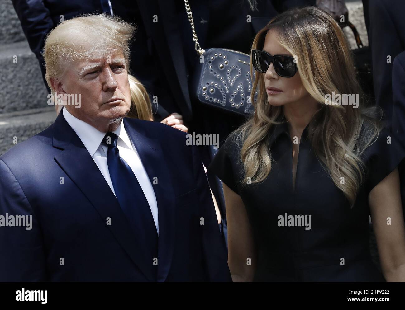 New York, Stati Uniti. 20th luglio 2022. L'ex presidente degli Stati Uniti Donald, di sinistra, e la sua moglie ex prima Lady Melania Trump si levano in piedi alla conclusione del funerale di sua prima moglie a Ivana Trump alla chiesa cattolica romana di St. Vincent Ferrer su Lexington Avenue mercoledì 20 luglio 2022 a New York City. Foto di Peter Foley/UPI Credit: UPI/Alamy Live News Foto Stock