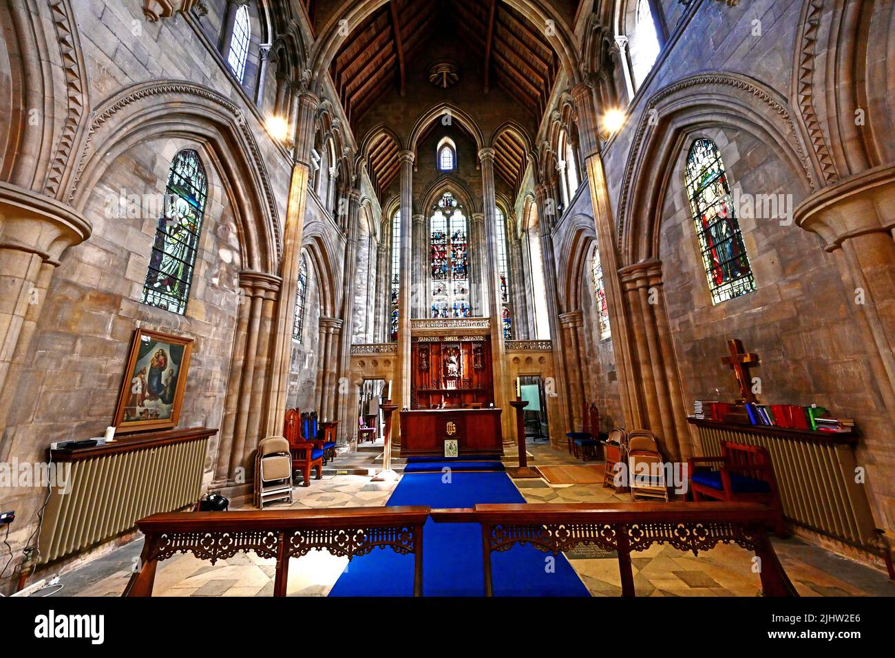 Hartlepool Headland St Hildas 12th secolo chiesa vista della navata e coro con vetrate Foto Stock