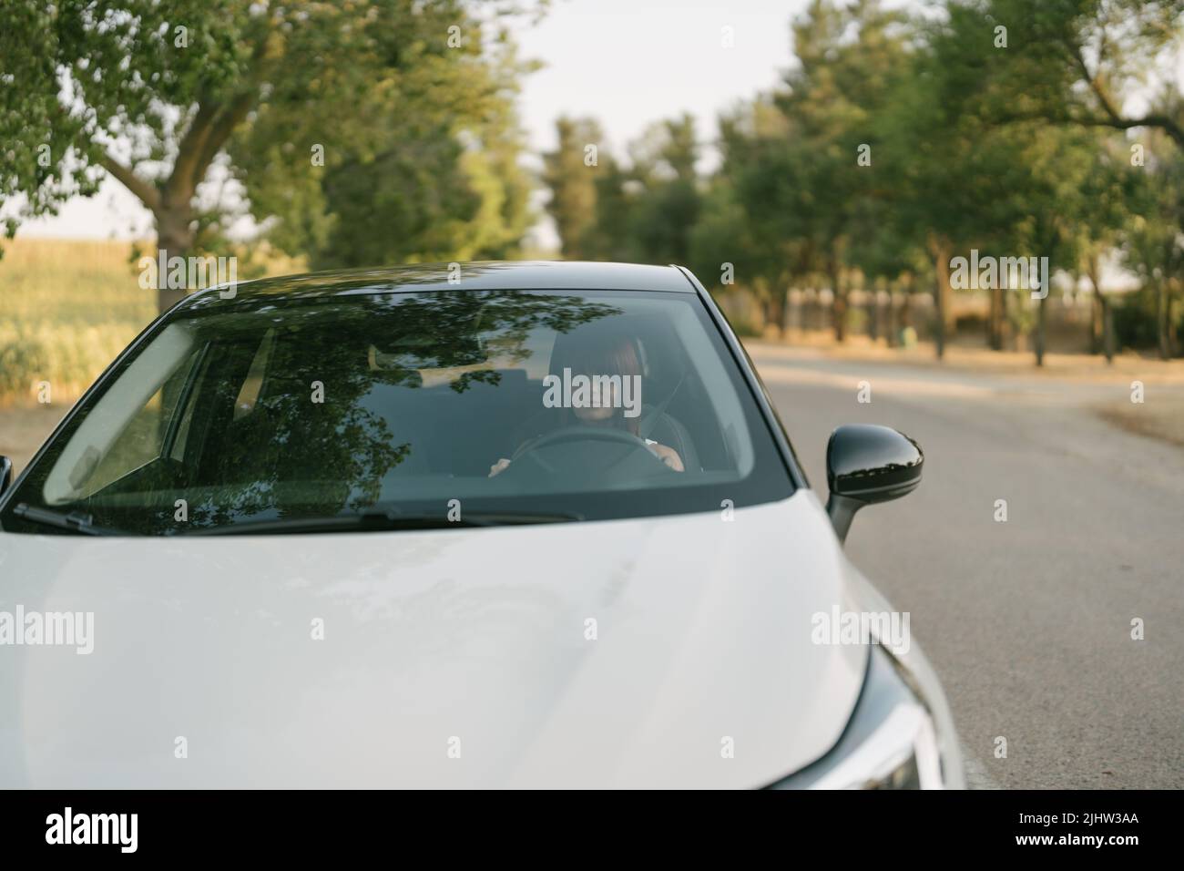 donna che ferma l'auto sulle spalle della strada Foto Stock