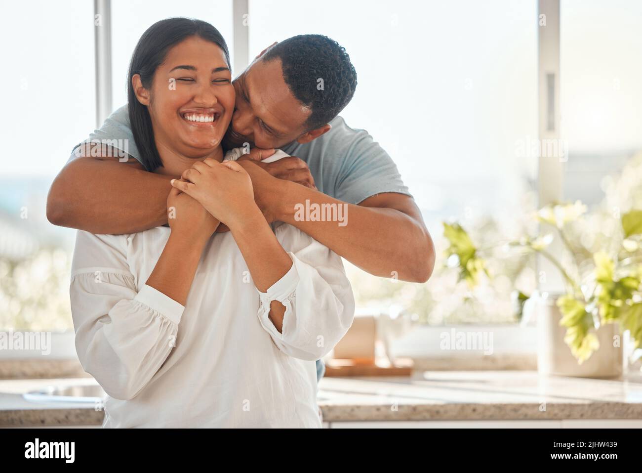 So che mi ama perché lo mostra ogni giorno, una coppia affettuosa che si riunisce nella loro casa. Foto Stock