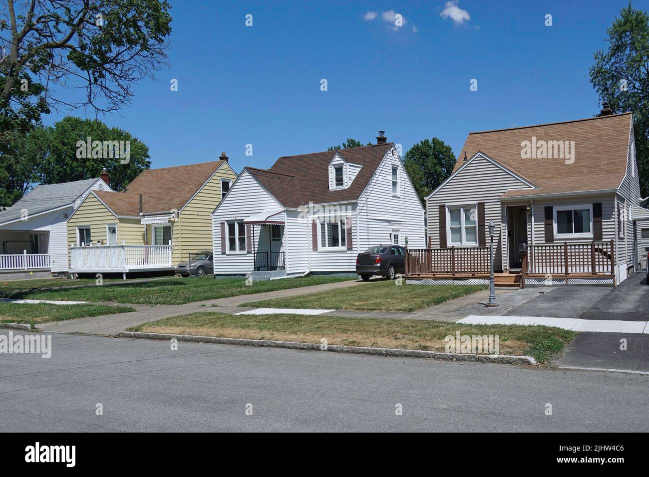 Strada residenziale suburbana americana media con modeste case indipendenti coperte in alluminio Foto Stock
