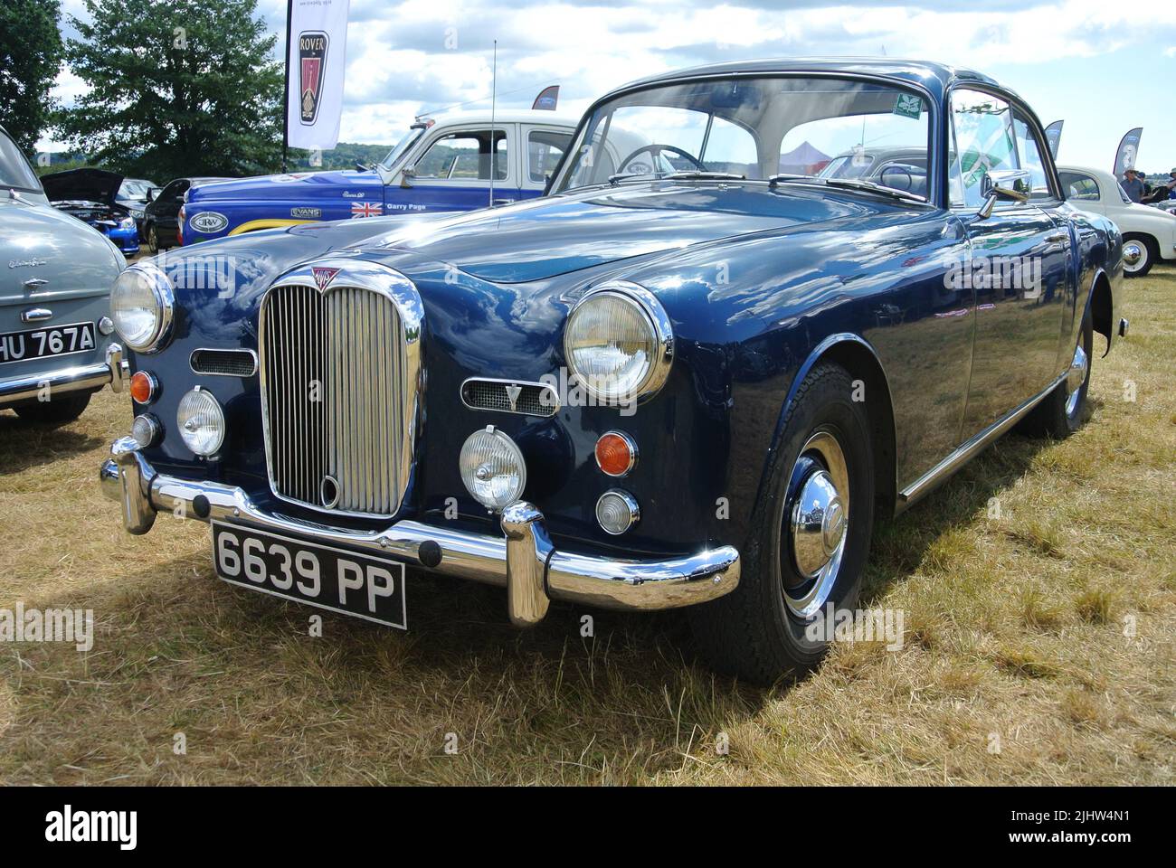 Un 1961 Alvis TD 21 parcheggiato in mostra al 47th Historic Vehicle Gathering Classic Car Show, Powderham, Devon, Inghilterra, Regno Unito. Foto Stock