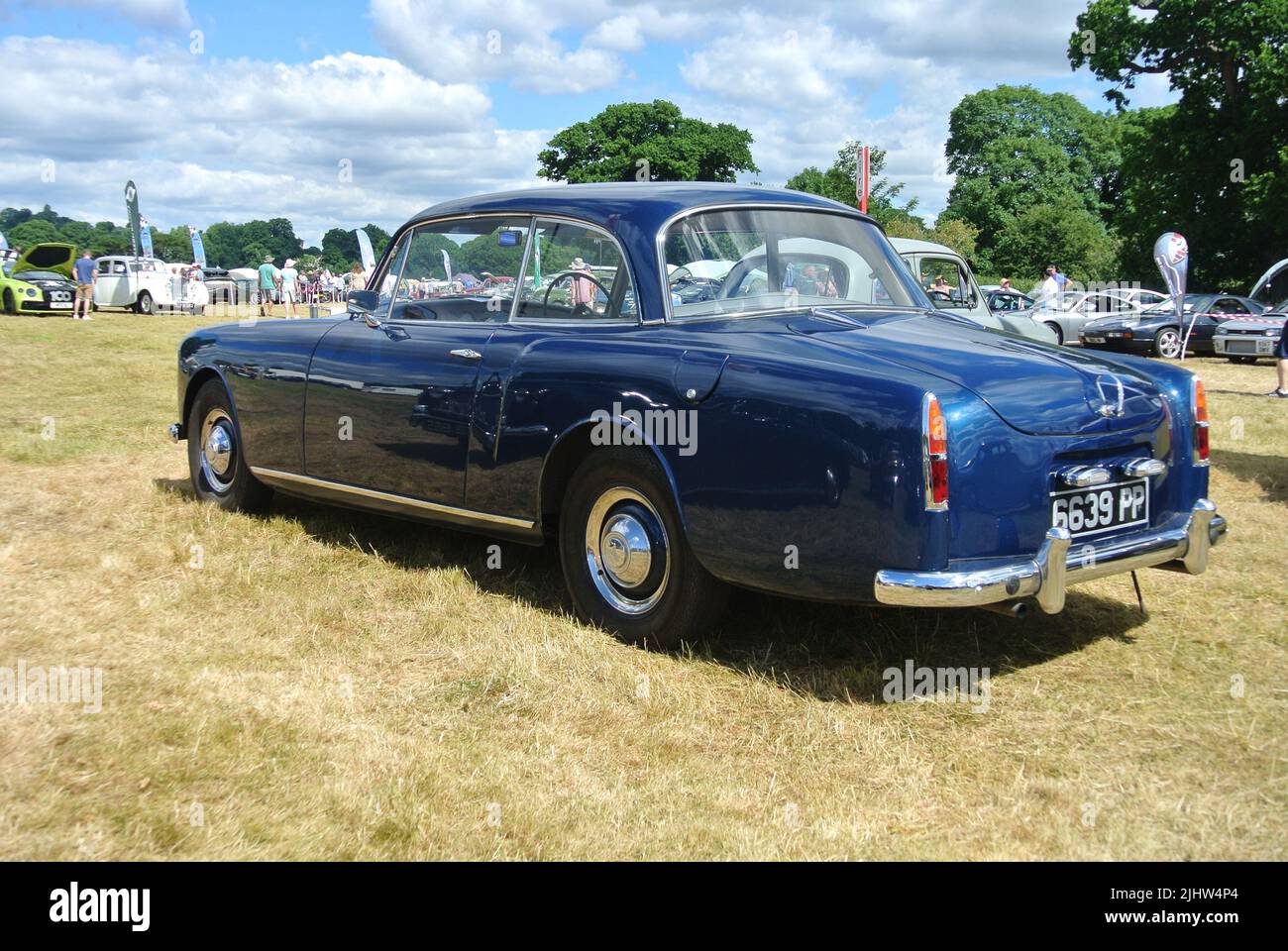 Un 1961 Alvis TD 21 parcheggiato in mostra al 47th Historic Vehicle Gathering Classic Car Show, Powderham, Devon, Inghilterra, Regno Unito. Foto Stock