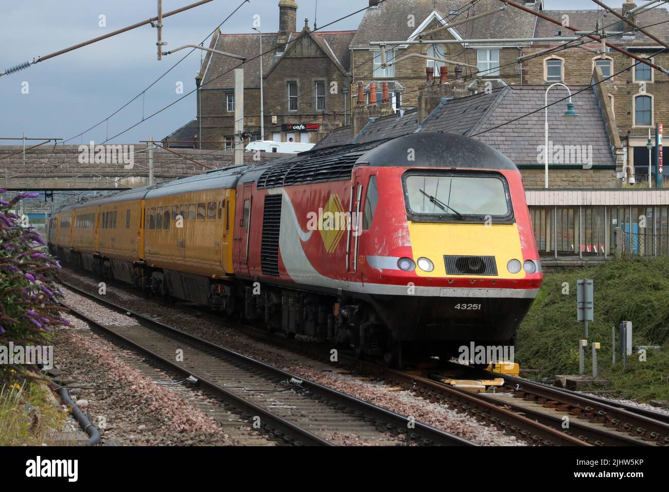 Network Rail treno di prova ad alta velocità gestito da Colas Rail, auto motrice 43251 leader, passando attraverso Carnforth sul WCML Mercoledì 20th luglio 2022. Foto Stock