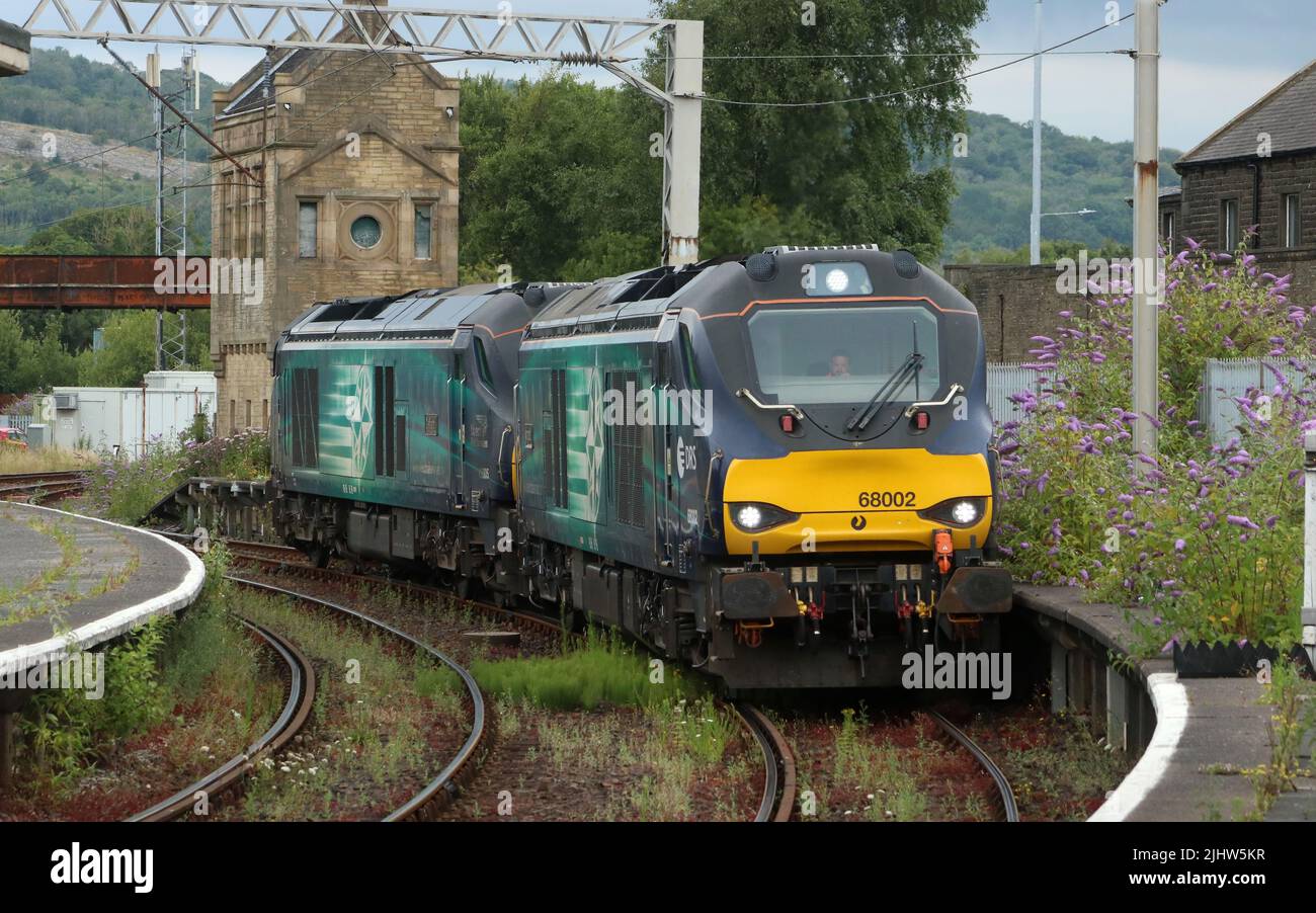 Due DRS classe 68 traffico misto UK Light diesel-elettrico Loco, 68002 Intrepid e 68005 Defiant, entrando nella stazione di Carnforth, mercoledì 20th luglio 2022. Foto Stock