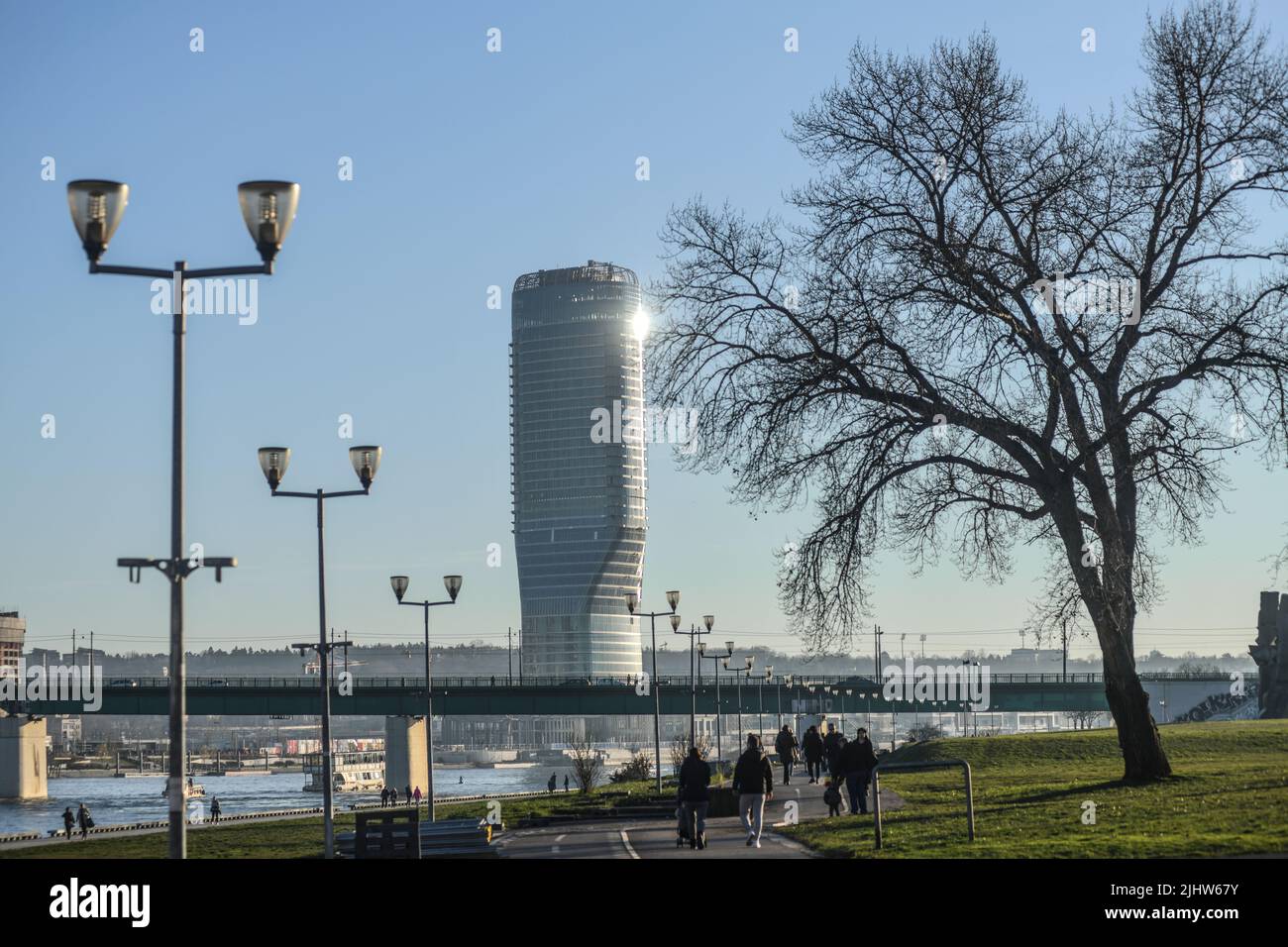 Lungomare di Belgrado: Riva del fiume Sava e Torre di Belgrado. Serbia Foto Stock