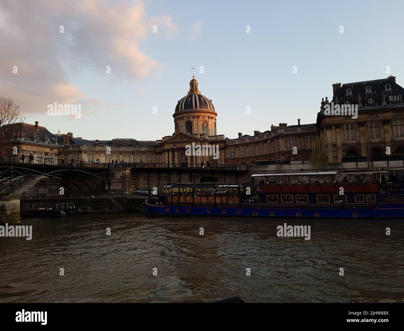 Un colpo dell'Accademia Francese delle Scienze vicino al fiume Senna Foto Stock